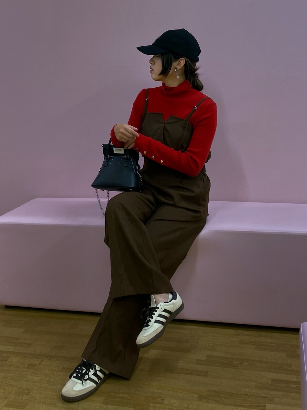 「ブラウン、サロペット、レザー、キャップ、タートルネック、赤、赤ニット、レッド、ニット、スニーカー、秋コーデ、カラーコーデ、休日スタイル、お出かけコーデ、サンバ」｜「Maison MargielaのMaison Margiela 5AC CLASSIQUE MICRO（ショルダーバッグ、ブラック系）」を使った、Miiさん（レディース・159cm）の秋コーディネートの1枚目の写真