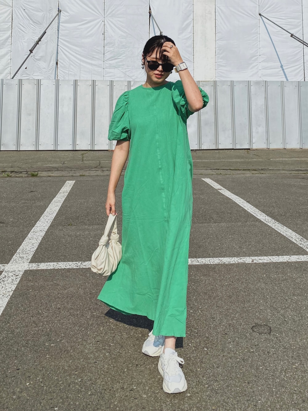 「夏コーデ、カラーコーデ、ボリューム袖、カラー×コーデ、グリーンコーデ、グリーン、ロングワンピース、ワンピース、corners、スニーカー、サングラス、New Balance、白スニーカー、きれいめカジュアル、プチプラ」｜「CORNERSのu.e.made*×CORNERSコラボ　ボリュームスリーブバックリボンワンピース（ワンピース、グリーン系）」を使った、Miiさん（レディース・159cm）の春コーディネートの1枚目の写真