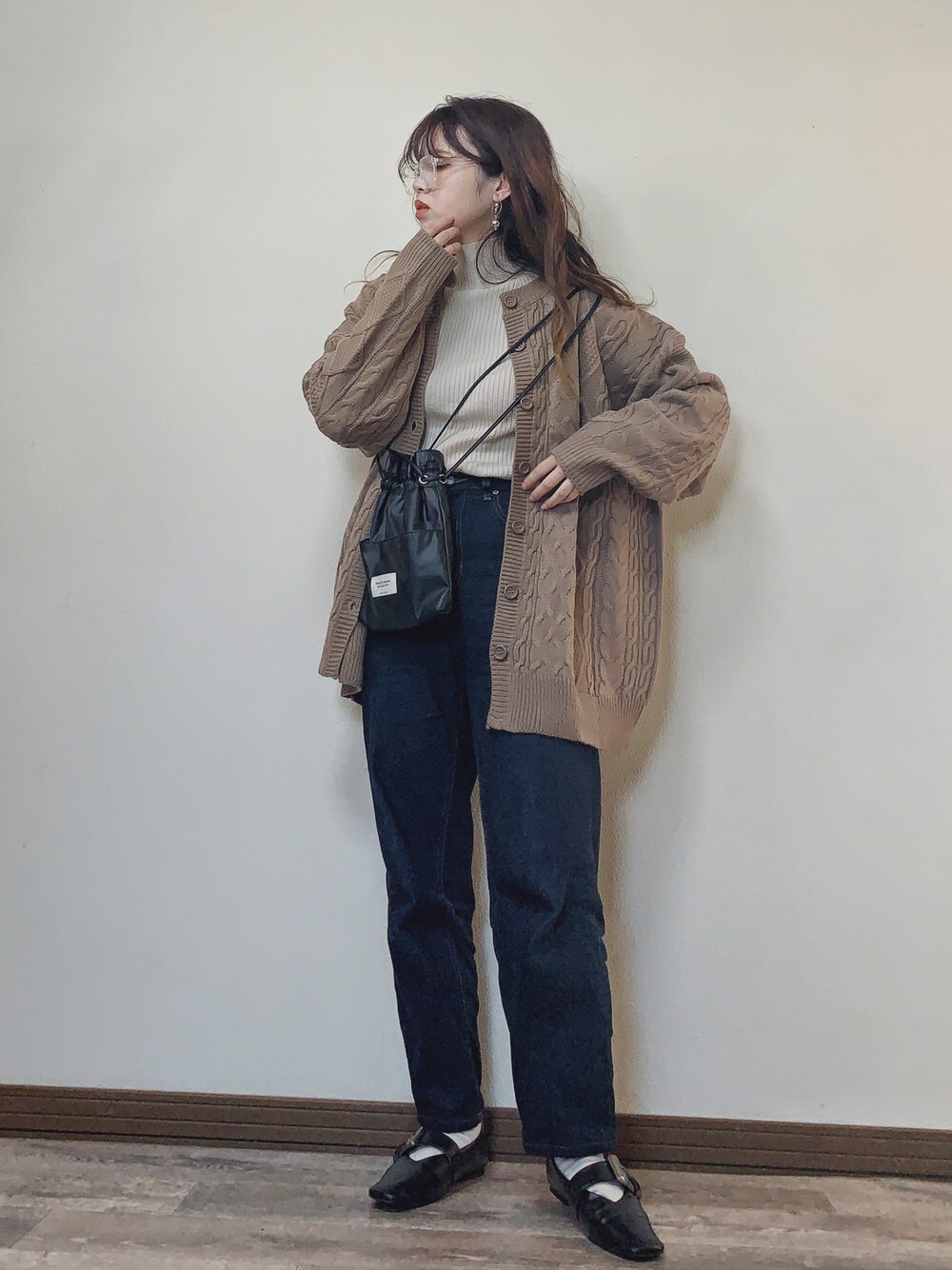 「シンプル、ケーブルニット、ケーブルカーディガン、ケーブルニットカーディガン、デニムパンツ、リブニット、ゆるコーデ、白ニット、オーバーサイズ、カーディガン、ニットカーディガン、ハイネック、deuxamour、プチプラ、クリアメガネ」｜「SENSE OF PLACE by URBAN RESEARCHのストレッチリブハイネックセーター（ニット/セーター、ホワイト系）」を使った、Miiさん（レディース・159cm）の冬コーディネートの1枚目の写真
