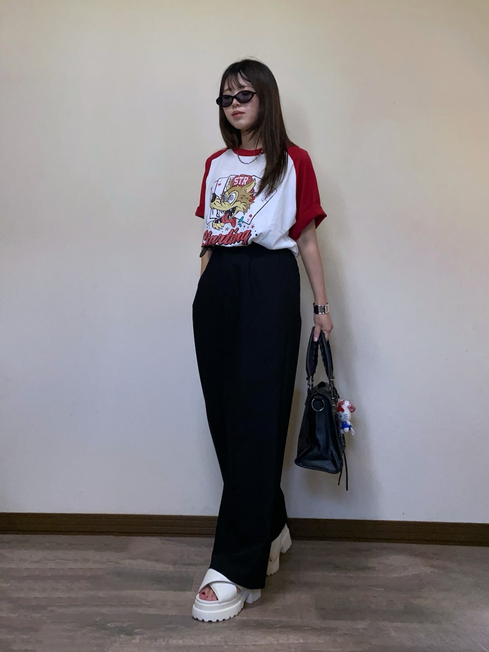 「夏ルックで気分アップ、Tシャツ、プリントT、タックワイドパンツ、ワイドパンツ、厚底シューズ、PR、STARTING OVER、オーバーサイズ、プチプラ、サングラス、ストリート、大人カジュアル、シンプルコーデ」｜「Starting Overの【Starting Over/スターティングオーバー】classic design vintage like printed raglan sleeves ringer T-shirts/クラシックデザイン ヴィンテージライク プリント ラグラン半袖Tシャツ リンガーTシャツ（Tシャツ/カットソー、ホワイト系）」を使った、Miiさん（レディース・159cm）の夏コーディネートの1枚目の写真