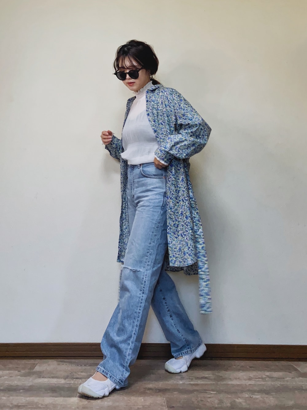 「春服コーデ、春コーデ、シャツワンピ、シースルー、シアートップス、デニム、ダメージデニムパンツ、NIKE、エアリフト、花柄ワンピース、To b. by agnes b.、SOMETHING、シャツスタイル」｜「To b. by agnes b.のWEB限定 WT62 DRESS ブルーミングフラワードレスミニ（シャツワンピース、ブルー系）」を使った、Miiさん（レディース・159cm）の春コーディネートの1枚目の写真