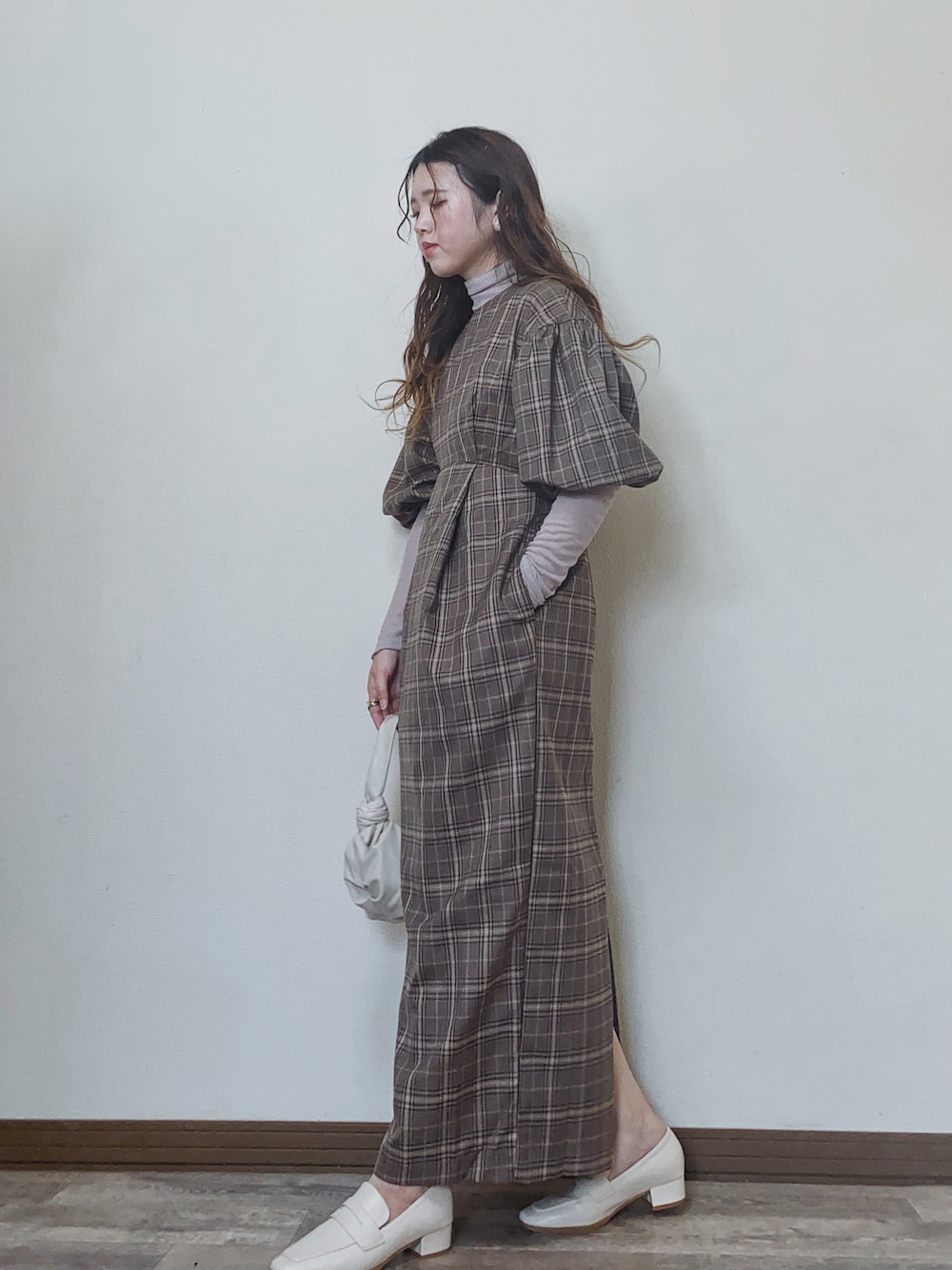 「春コーデ、春服みてみて、LHP、LHPWOMEN、courage、ラフォーレ原宿、ワンピース、ローファー、ボリューム袖、シアートップス、レイヤードスタイル、ブラウンコーデ、ミニバッグ、ZARA、slowmelly」｜「slowmellyのチェックワンピース（ワンピース、ブラウン系）」を使った、Miiさん（レディース・159cm）の春コーディネートの1枚目の写真