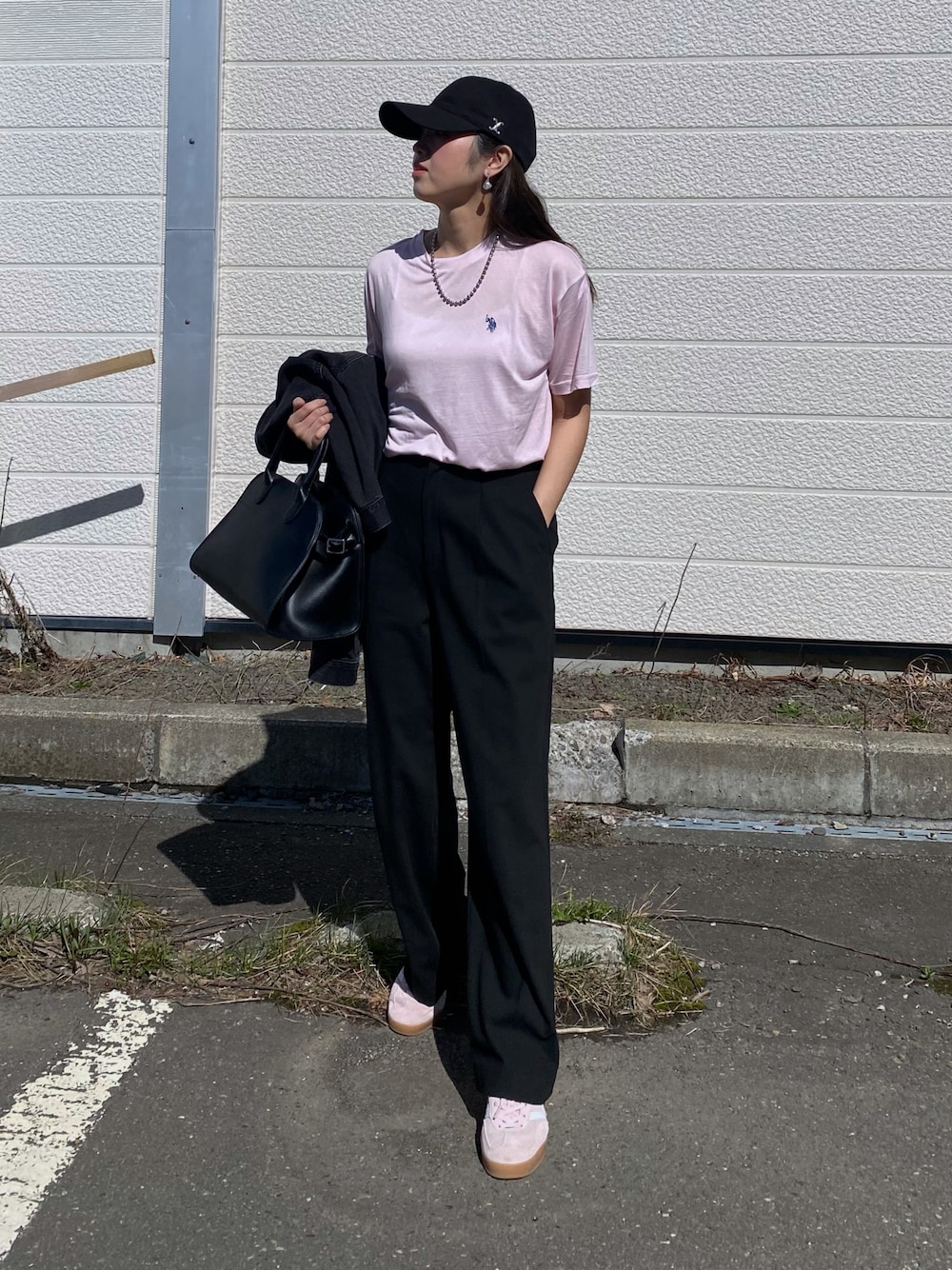 「大人カジュアル、シアートップス、ピンク、Tシャツ、ワイドパンツ、タックワイドパンツ、スニーカー、キャップ、お出かけコーデ、春夏コーデ、春カラー、ピンクコーデ、パステルカラー、スニーカーコーデ、ボストンバッグ」｜「U.S. POLO ASSN.のGeeRA別注【U.S. POLO ASSN.】スラブシアーTシャツ（Tシャツ/カットソー、ピンク系）」を使った、Miiさん（レディース・159cm）の春コーディネートの1枚目の写真