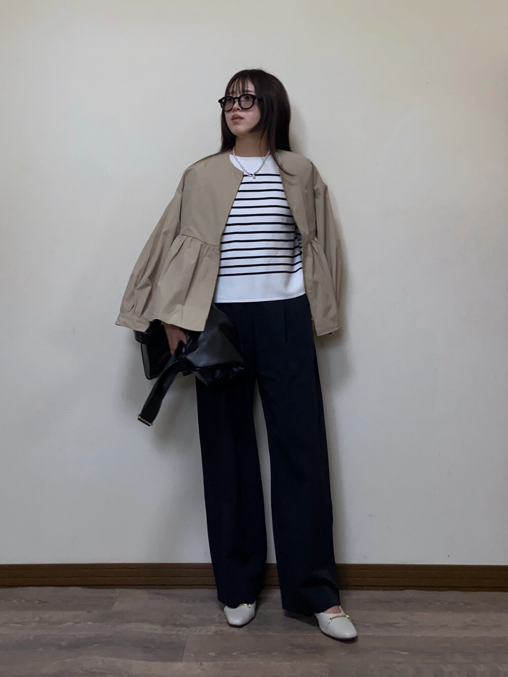 「春めき満開コーデ、ジャケット、春コーデ、ぺプラム、ブルゾン、ノーカラージャケット、春アウター、ボーダー、ニット、春ニット、ワイドパンツ、パンプス、きれいめカジュアル、PR、OPAQUE.CLIP」｜「OPAQUE.CLIPのボートネックニット/オーガニックコットン混【洗濯機洗い可/UVケア】（ニット/セーター、ホワイト系）」を使った、Miiさん（レディース・159cm）の春コーディネートの1枚目の写真