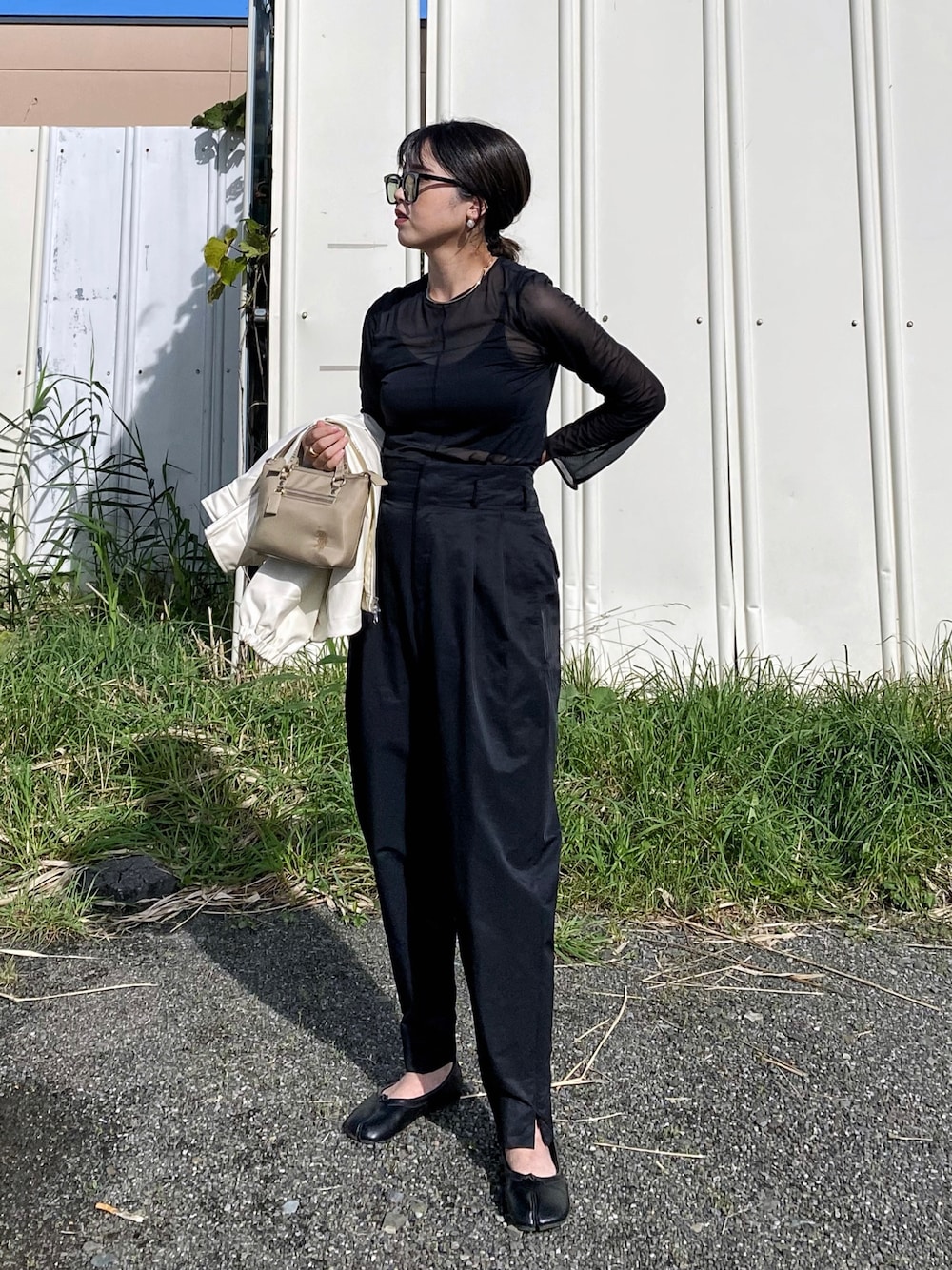 「秋服まるっと大公開、シアートップス、シースルー、テーパードパンツ、きれいめカジュアル、モード、プチプラ、秋コーデ、バレエシューズ、USポロ、お出かけコーデ、ロンT、モノトーンコーデ、サングラス、PR」｜「U.S. POLO ASSN.の【U.S. POLO ASSN.】 ユーエスポロアッスン　リサイクルナイロン　ミニトートバッグ　ショルダーバッグ　USPA-2652（ショルダーバッグ、ベージュ系）」を使った、Miiさん（レディース・159cm）の秋コーディネートの1枚目の写真