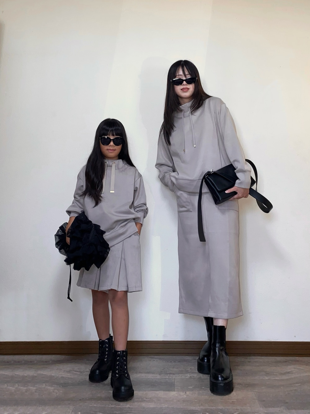 ベージュ系のスウェット、ベージュ系のスウェット、ベージュ系のその他パンツを着用したレディースの秋コーディネートの1枚目の写真