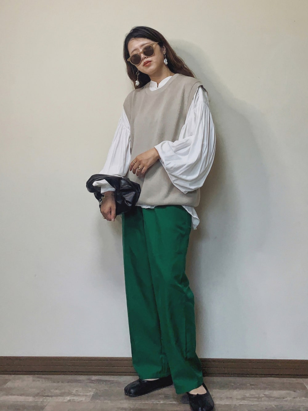 「グリーン、カラーパンツ、UNIQLO、秋のコーデ、ベスト、レイヤードスタイル、休日スタイル、ワイドパンツ、ニットベスト、バレエシューズ、プチプラ、シャツコーデ、白ブラウス、ゆるコーデ、ボリューム袖」｜「UNIQLOのアイテム（ベスト、ベージュ系）」を使った、Miiさん（レディース・159cm）の秋コーディネートの1枚目の写真
