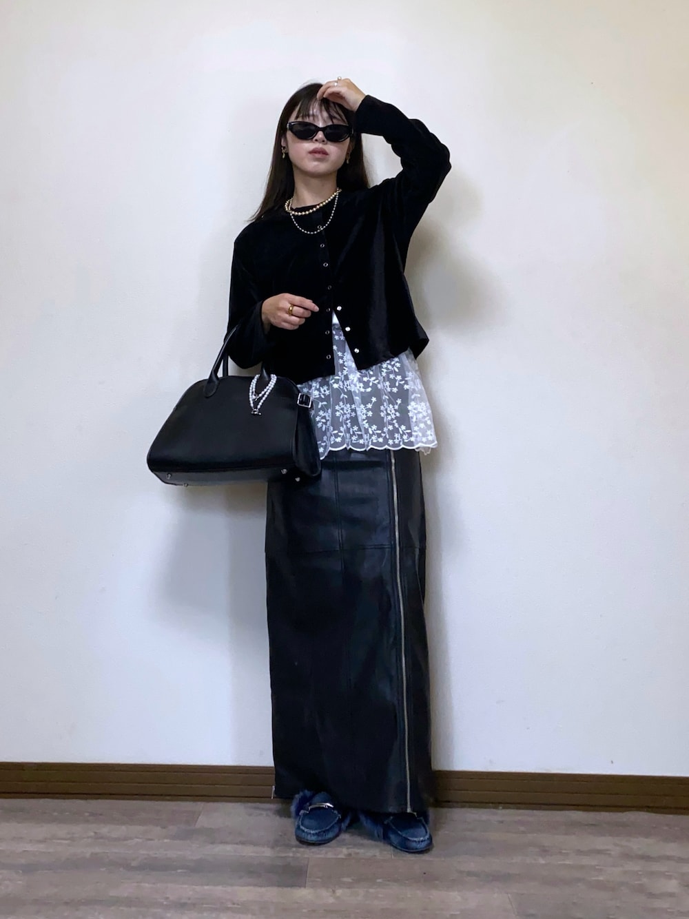 ブラック系のカーディガン/ボレロ、ブルー系のシューズ、ブラック系のスカートを着用したレディースの秋コーディネートの1枚目の写真