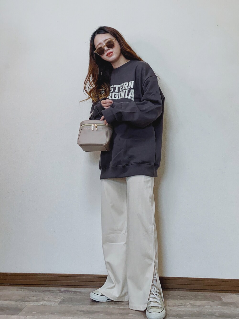 「カジュアルコーデ、コンバース、プチプラコーデ、LHP、LHPWOMEN、courage、ラフォーレ原宿、スウェット、カレッジスウェット、オーバーサイズ、スリットパンツ、ゆるコーデ、isook、スニーカーコーデ、休日コーデ」｜「ISOOKのCollege logo over sweat / カレッジロゴオーバースウェット（mi select）（スウェット、グレー系）」を使った、Miiさん（レディース・159cm）の冬コーディネートの1枚目の写真