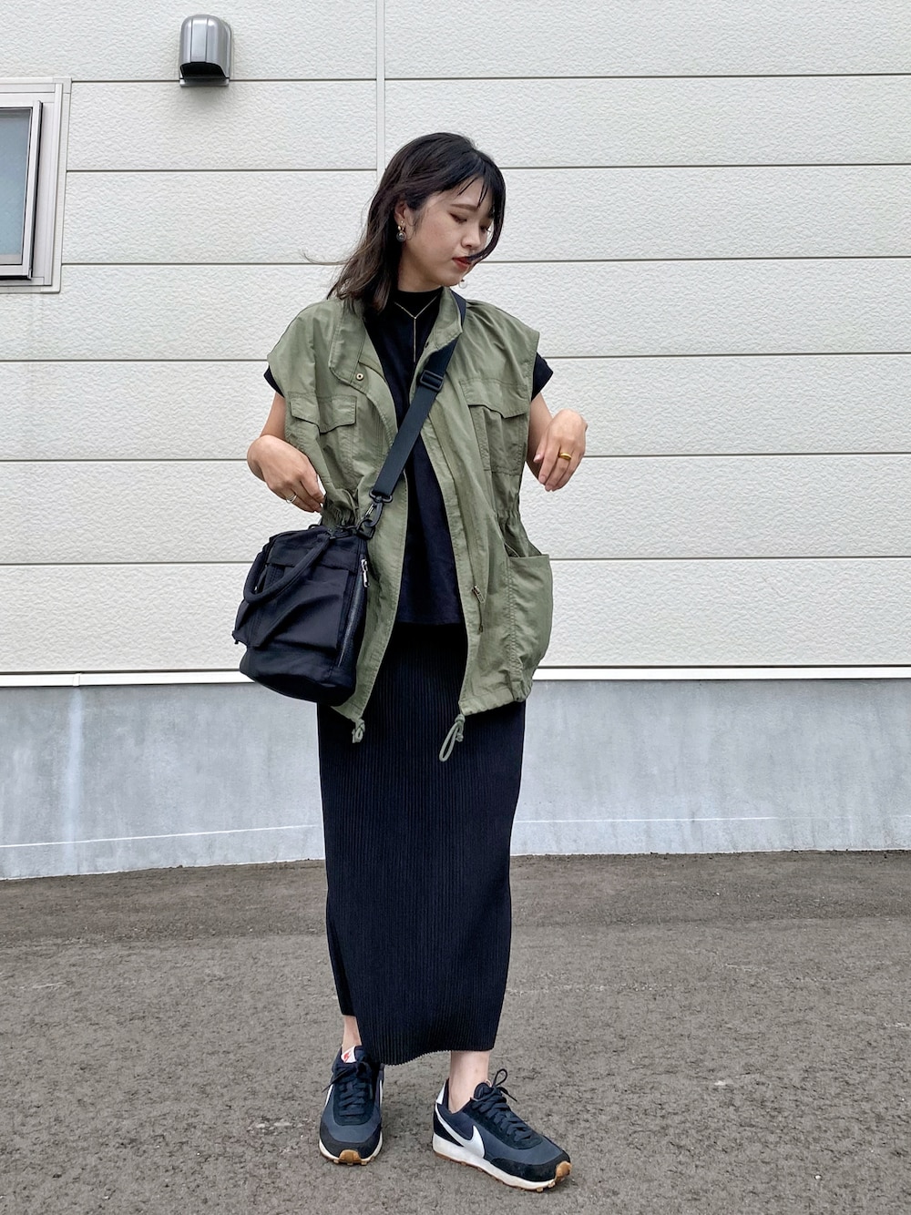 「今日のコスメと服、カーキ、秋服準備はじめました、ミリタリー、ナイロンバッグ、ミリタリーベスト、ミリタリーバッグ、ブラックコーデ、スニーカー、CLEA、レイヤードスタイル、ロングスカート、プチプラ、韓国ファッション、NIKE」｜「un+frameのミリタリー巾着2WAYショルダーバッグ（ショルダーバッグ、ブラック系）」を使った、Miiさん（レディース・159cm）の秋コーディネートの1枚目の写真