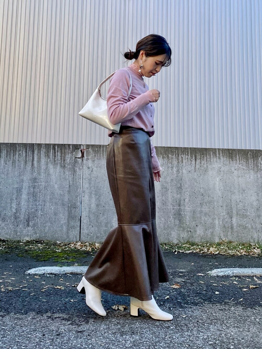 「新星WEARISTAにエントリー、お出かけコーデ、オトナカワイイ、クリスマスに着たい服、デート/ロマンティック、standoil、ブーツ、カーディガン、レイヤードスタイル、ピンク、マーメイドスカート、ロングスカート、きれいめカジュアル、レザー、韓国ファッション」｜「UNIQLOのアイテム（カーディガン/ボレロ、ピンク系）」を使った、Miiさん（レディース・159cm）の冬コーディネートの1枚目の写真