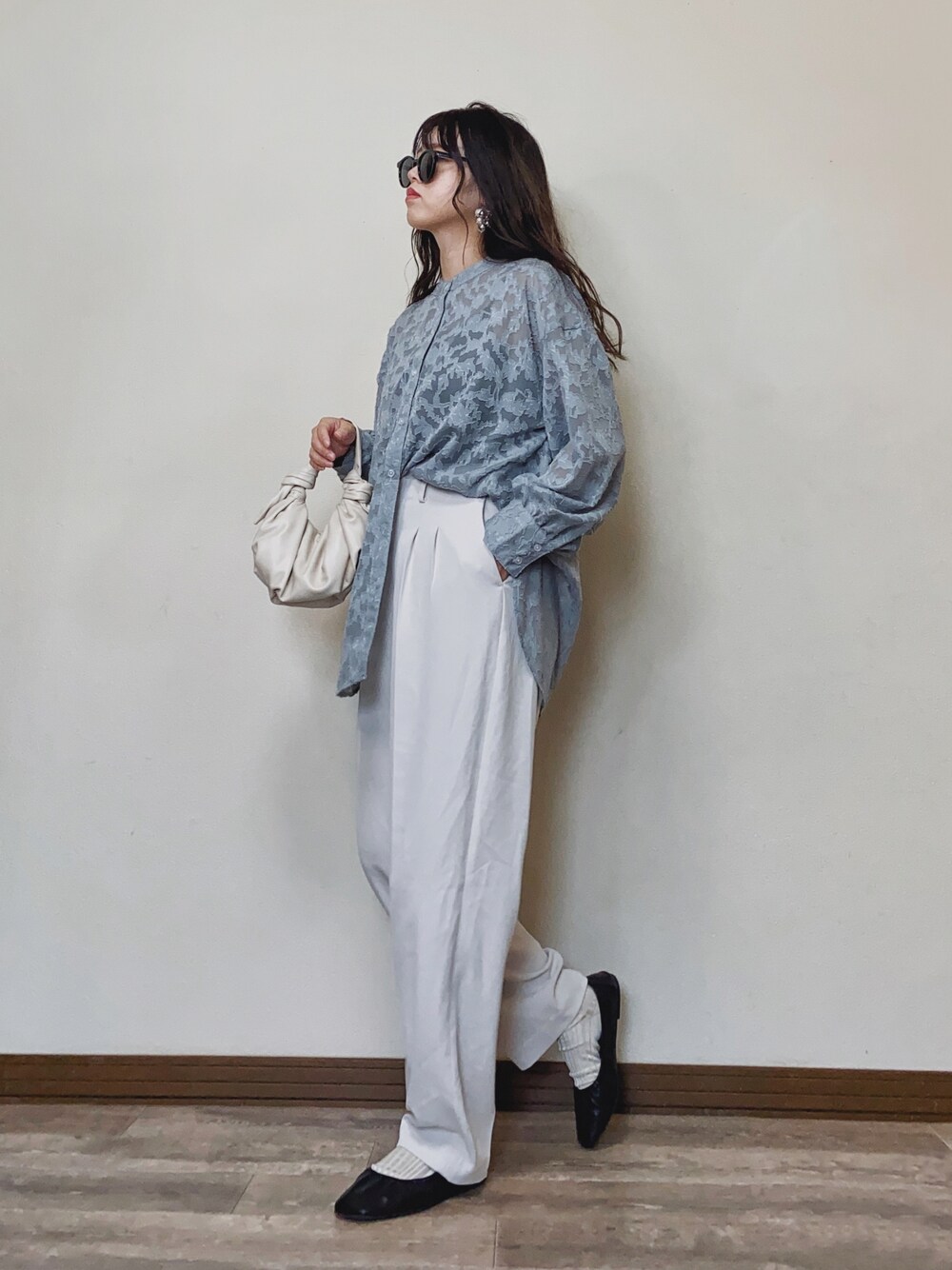 「春服デビュー宣言、春コーデ、ジャガード、シャツスタイル、レース、くすみカラー、ブルー、カラーコーデ、白パンツ、プチプラ、GU、シンプルコーデ、deuxamour、春服みてみて、きれいめカジュアル」｜「deux amourのジャガードシャツ（シャツ/ブラウス、ブルー系）」を使った、Miiさん（レディース・159cm）の春コーディネートの1枚目の写真
