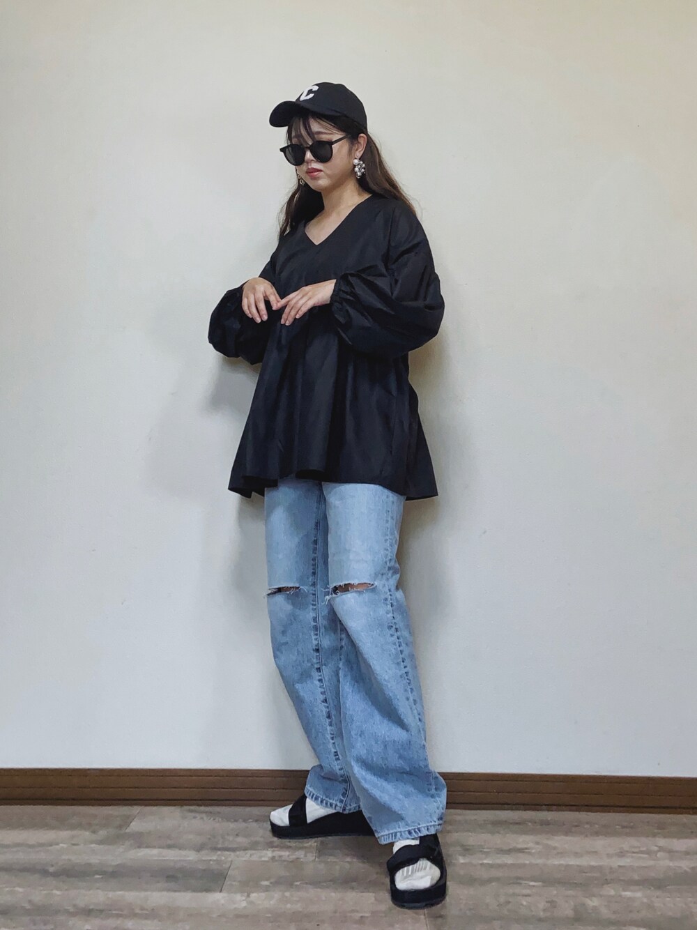 「シンプルコーデ、キャップ、ボリューム袖、ブラウス、ダメージデニムパンツ、デニム、SOMETHING、スポサン、サンダル、サンダルに靴下、厚底シューズ、厚底サンダル、休日スタイル、休日コーデ、ストリート」｜「SOMETHINGのSOMETHING ELSAヴィンテージストレートデニムパンツ（デニムパンツ、ブルー系）」を使った、Miiさん（レディース・159cm）の春コーディネートの1枚目の写真