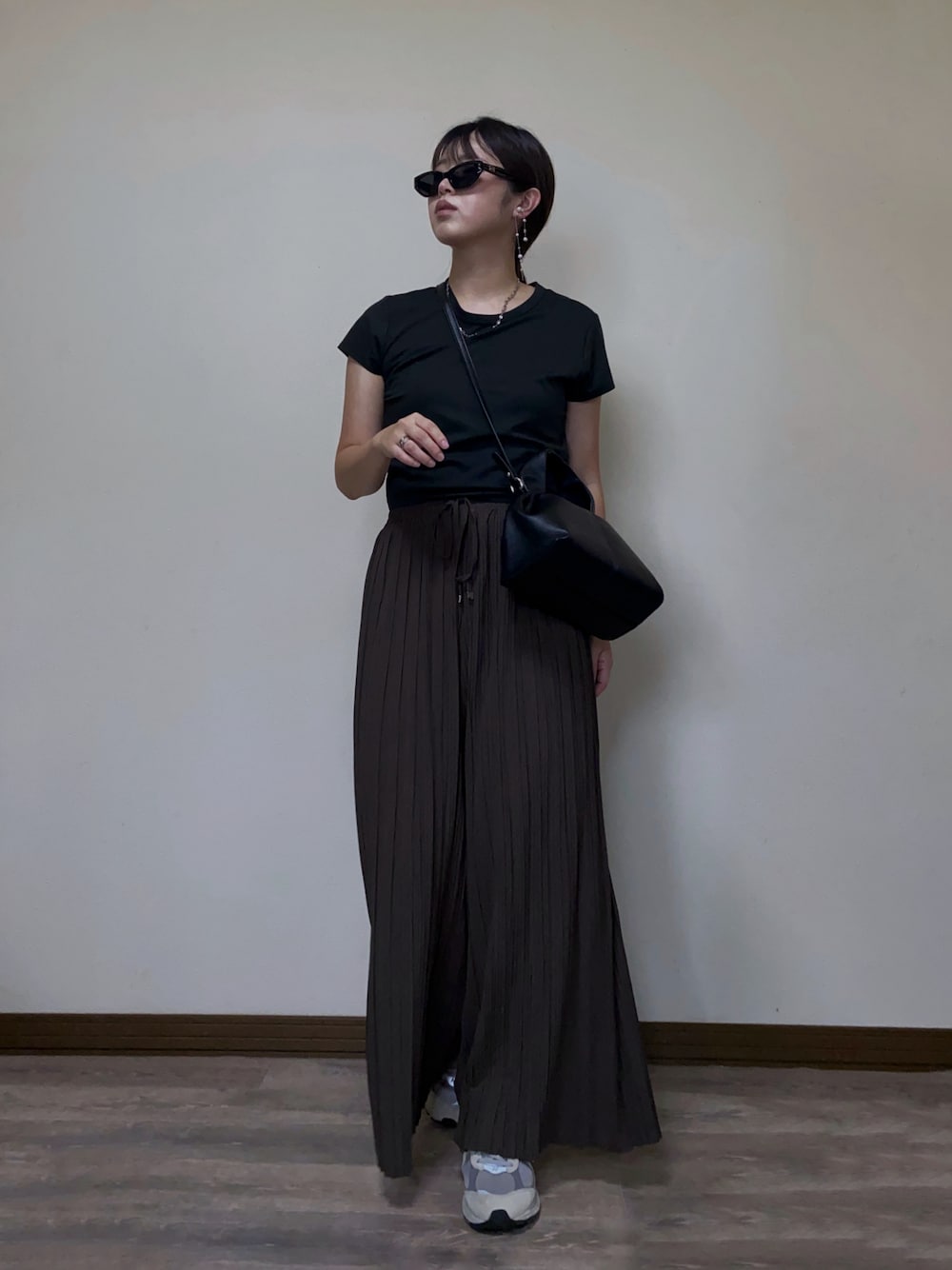 ブラウン系のその他パンツ、ブラック系のハンドバッグ、グレー系のスニーカーを着用したレディースの夏コーディネートの1枚目の写真