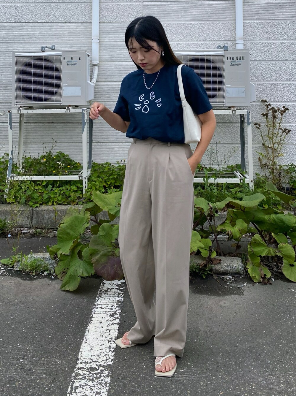 「休日スタイル、夏コーデ、大人かわいい、ネイビー、プリントT、タックワイドパンツ、ワイドパンツ、サンダル、シンプルコーデ、大人カジュアル、30代コーデ、ママコーデ、UNIQLO、プチプラ、Tシャツコーデ」｜「NYA-のアイテム（Tシャツ/カットソー、ブルー系）」を使った、Miiさん（レディース・159cm）の夏コーディネートの1枚目の写真