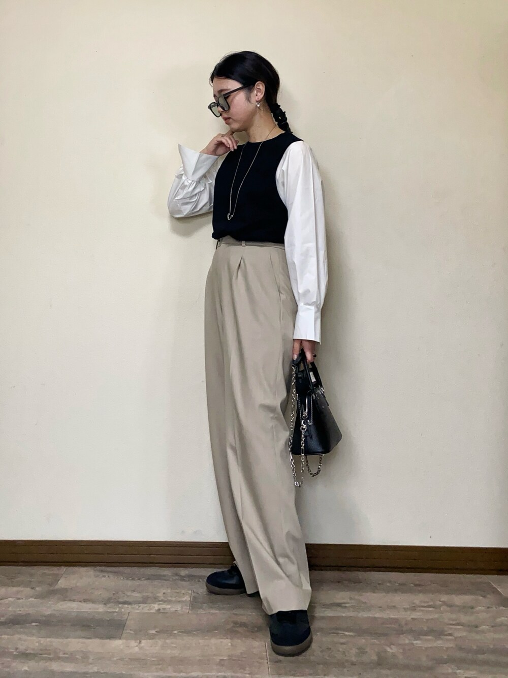 「春コーデ、きれいめカジュアル、スニーカー、スニーカーコーデ、タックワイドパンツ、ワイドパンツ、ショルダーバッグ、大人カジュアルコーデ、サングラス、プチプラ、キレイめ、UNIQLO、OPAQUE.CLIP、adidas、samba」｜「OPAQUE.CLIPのスリーブフハクドッキングニット【洗濯機洗い可】（ニット/セーター、ブラック系）」を使った、Miiさん（レディース・159cm）の春コーディネートの1枚目の写真