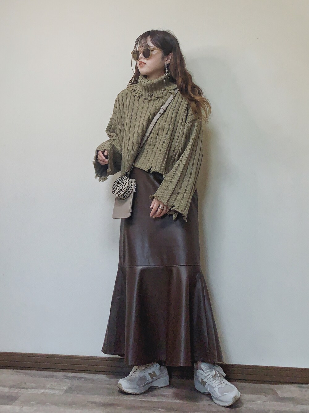 「大人女子、ゆるコーデ、タートルネック、ダメージニット、くすみカラー、アースカラー、マーメイドスカート、レザースカート、ショート丈トップス、ミニバッグ、スニーカーコーデ、ブラウンコーデ、マイベストコーデ2021、ニットコーデ、シンプルコーデ」｜「BONbazaarの【ZOZO限定】ショート丈ダメージBIGニット（ニット/セーター、グリーン系）」を使った、Miiさん（レディース・159cm）の冬コーディネートの1枚目の写真