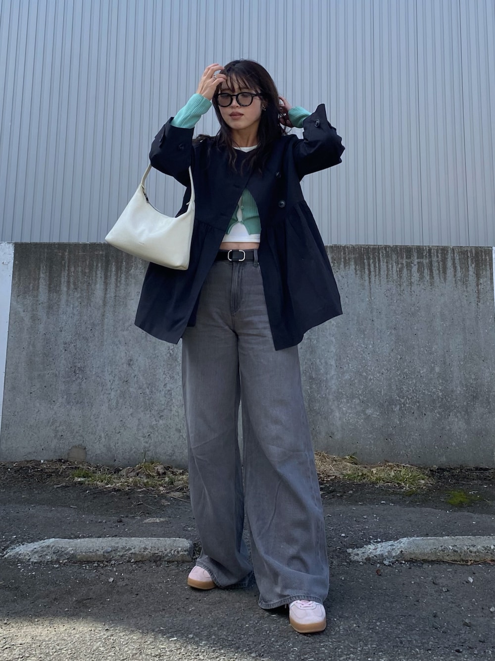 「春めき満開コーデ、春色、ぺプラム、コート、春アウター、ノーカラーコート、スプリングコート、デニム、フレアパンツ、スニーカー、サングラス、春コーデ、大人カジュアル、休日スタイル、カーディガン」｜「by LEGNAのフロントホック　ペプラムデザイン　ウエスト切り替えスプリングコート（ノーカラーコート、ブラック系）」を使った、Miiさん（レディース・159cm）の春コーディネートの1枚目の写真