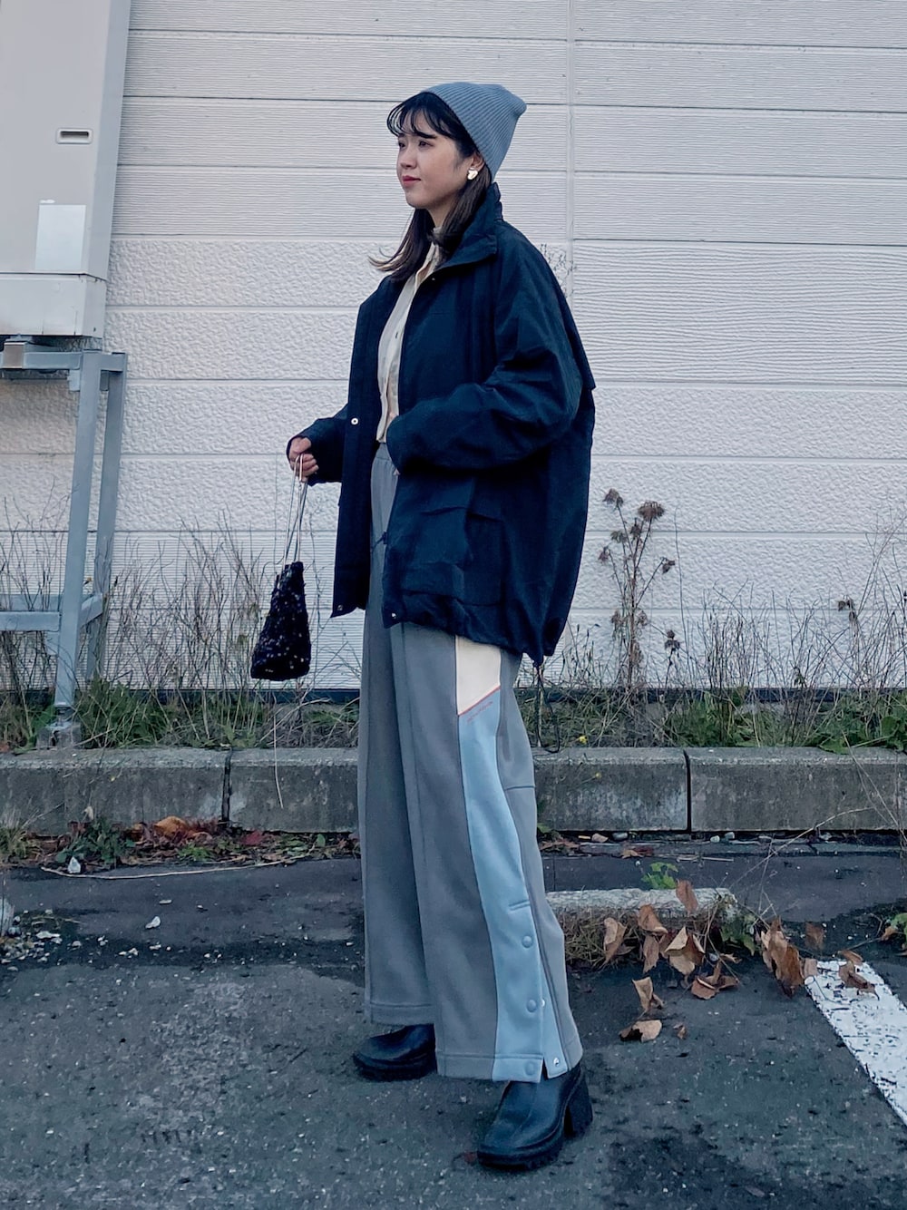 「ファッションを楽しもう、レイヤードスタイル、今日のコスメと服、ビーニー、ニット帽、マウンテンパーカー、ブーツ、トラックパンツ、ストリート、厚底シューズ、guandbeautifulpeople、ビッグシルエット、スパンコール、スウエット、スポーツミックス」｜「for/cの撥水ナイロン裏付きマウンテンパーカー【サスティナブル】（マウンテンパーカー、ブラック系）」を使った、Miiさん（レディース・159cm）の秋コーディネートの1枚目の写真