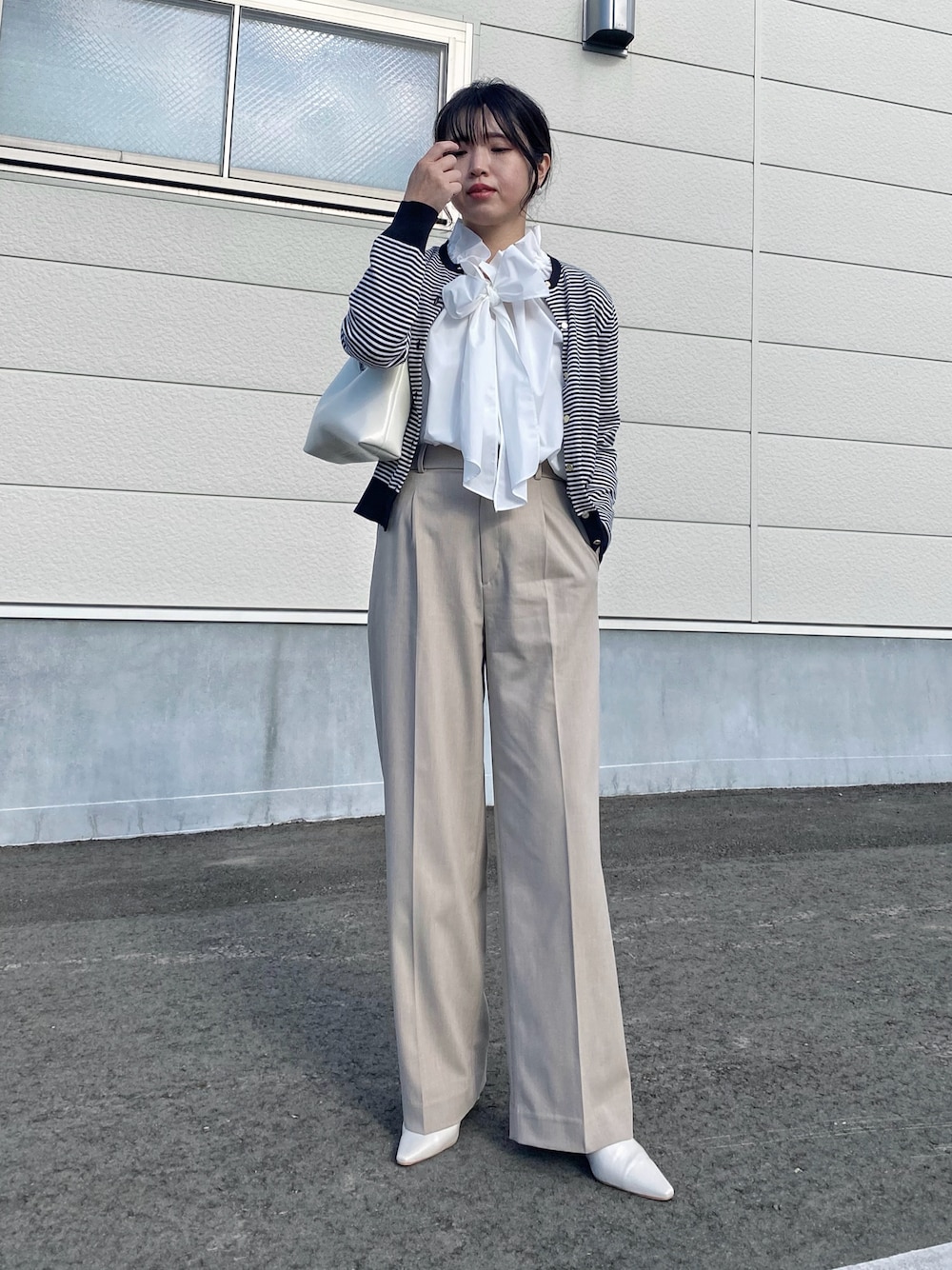 「春のNewスタイル、カーディガン、ボーダー、ボウタイブラウス、ブラウス、ワイドパンツ、タックワイドパンツ、きれいめカジュアル、オフィスカジュアル、春コーデ、春アウター、プチプラ、大人カジュアル、キレイめ、お出かけコーデ」｜「OPAQUE.CLIPのUV クルーネックニットカーディガン【洗濯機洗い可】（カーディガン/ボレロ、ホワイト系）」を使った、Miiさん（レディース・159cm）の春コーディネートの1枚目の写真