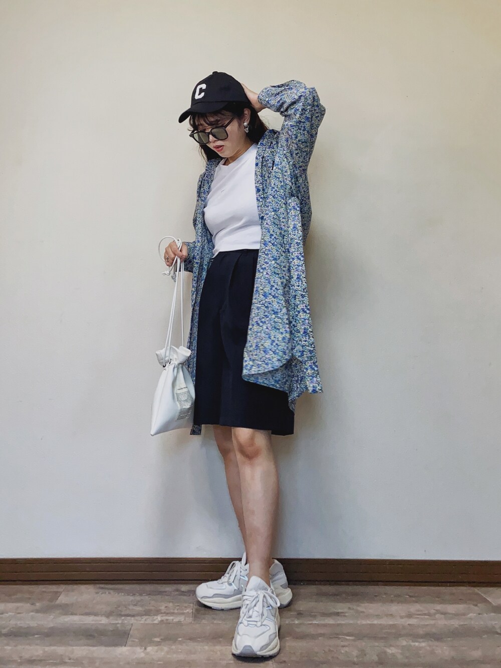 「お出かけコーデ日記、春夏コーデ、シャツスタイル、シャツワンピ、花柄ワンピース、花柄、ロゴT、クロップドトップス、Calvin Klein、To b. by agnes b.、ショートパンツ、ハーフパンツ、巾着バッグ、スニーカー、ストリート」｜「Calvin Kleinのモノグラム ロゴ ベイビーTシャツ（Tシャツ/カットソー、ホワイト系）」を使った、Miiさん（レディース・159cm）の春コーディネートの1枚目の写真