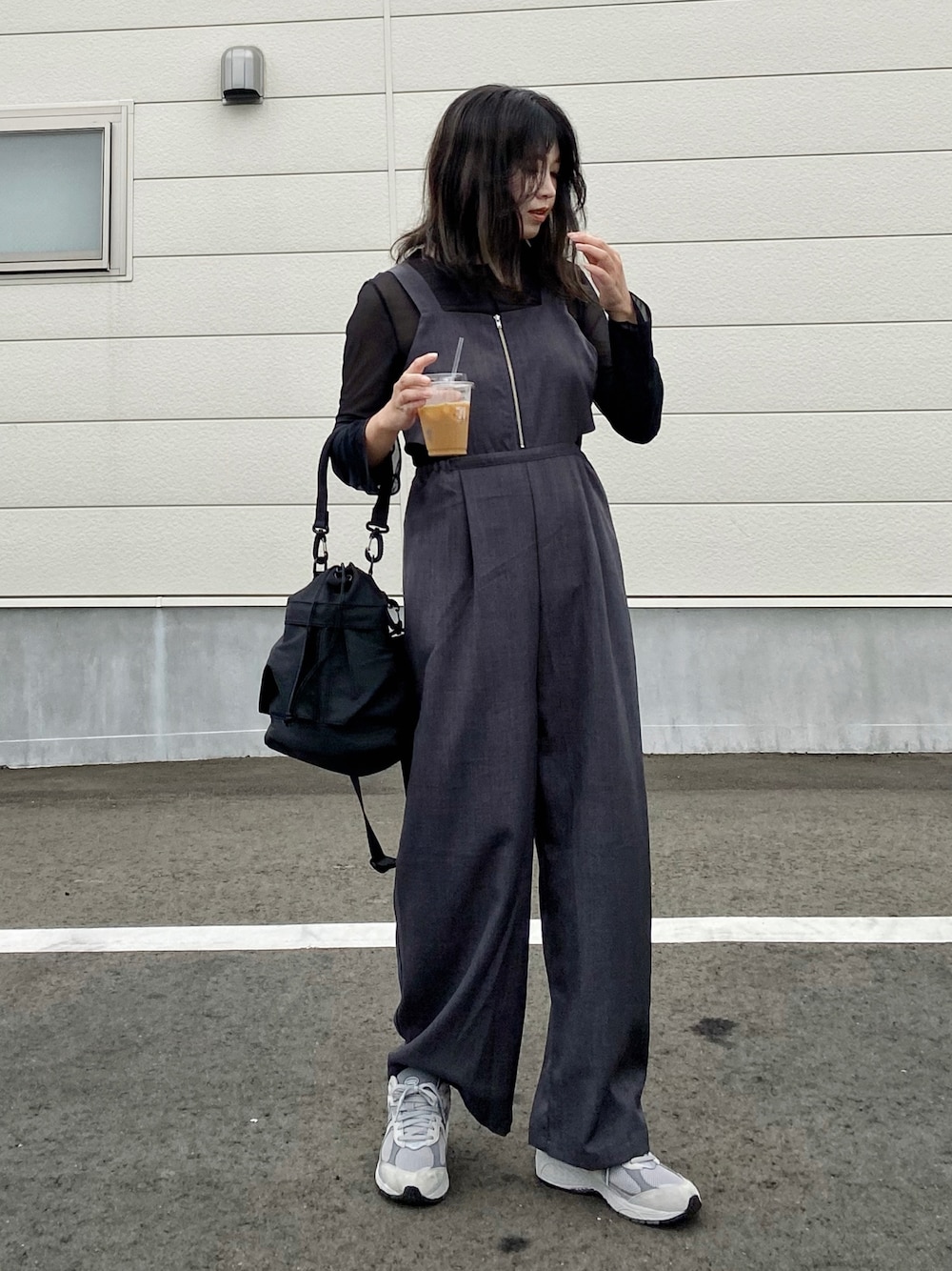 「秋服まるっと大公開、ミリタリーバッグ、ミリタリー、サロペット、シアートップス、プチプラ、スニーカー、モノトーン、グレー、New Balance、秋コーデ、休日スタイル、アウトドアスタイル、シンプルコーデ、ダークトーンコーデ」｜「un+frameのミリタリー巾着2WAYショルダーバッグ（ショルダーバッグ、ブラック系）」を使った、Miiさん（レディース・159cm）の秋コーディネートの1枚目の写真