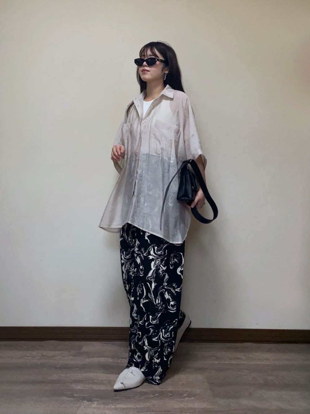 「大人カジュアル、最近のいい感じコーデ、春夏コーデ、シアーシャツ、柄パンツ、プリーツパンツ、サングラス、フラットシューズ、シャツスタイル、ゆるコーデ、お出かけコーデ、reca、プチプラ、ワイドパンツコーデ、ショルダーバッグ」｜「recaのドルマンシアーシャツ（シャツ/ブラウス、グレー系）」を使った、Miiさん（レディース・159cm）の春コーディネートの1枚目の写真