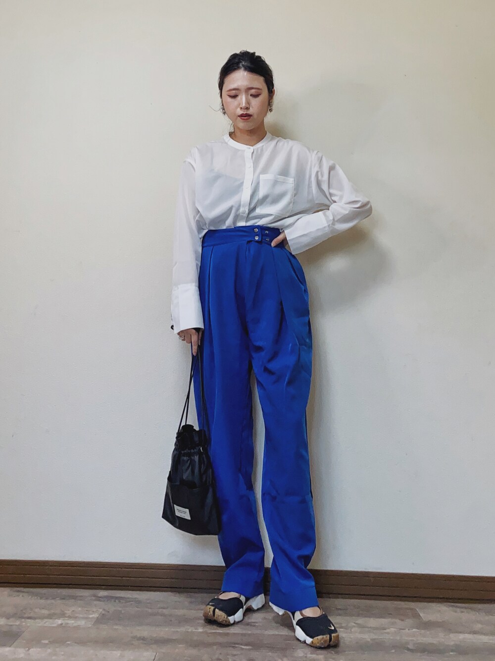 「ごきげんウィーク、休日スタイル、春夏コーデ、シア―ブラウス、シアーシャツ、シースルー、シャツスタイル、シャツコーデ、カラーパンツ、ブルー、ブルーコーデ、LHP、LHPWOMEN、courage、COTORICA.」｜「COTORICAのバンドカラーシアーブラウス（シャツ/ブラウス、ホワイト系）」を使った、Miiさん（レディース・159cm）の春コーディネートの1枚目の写真
