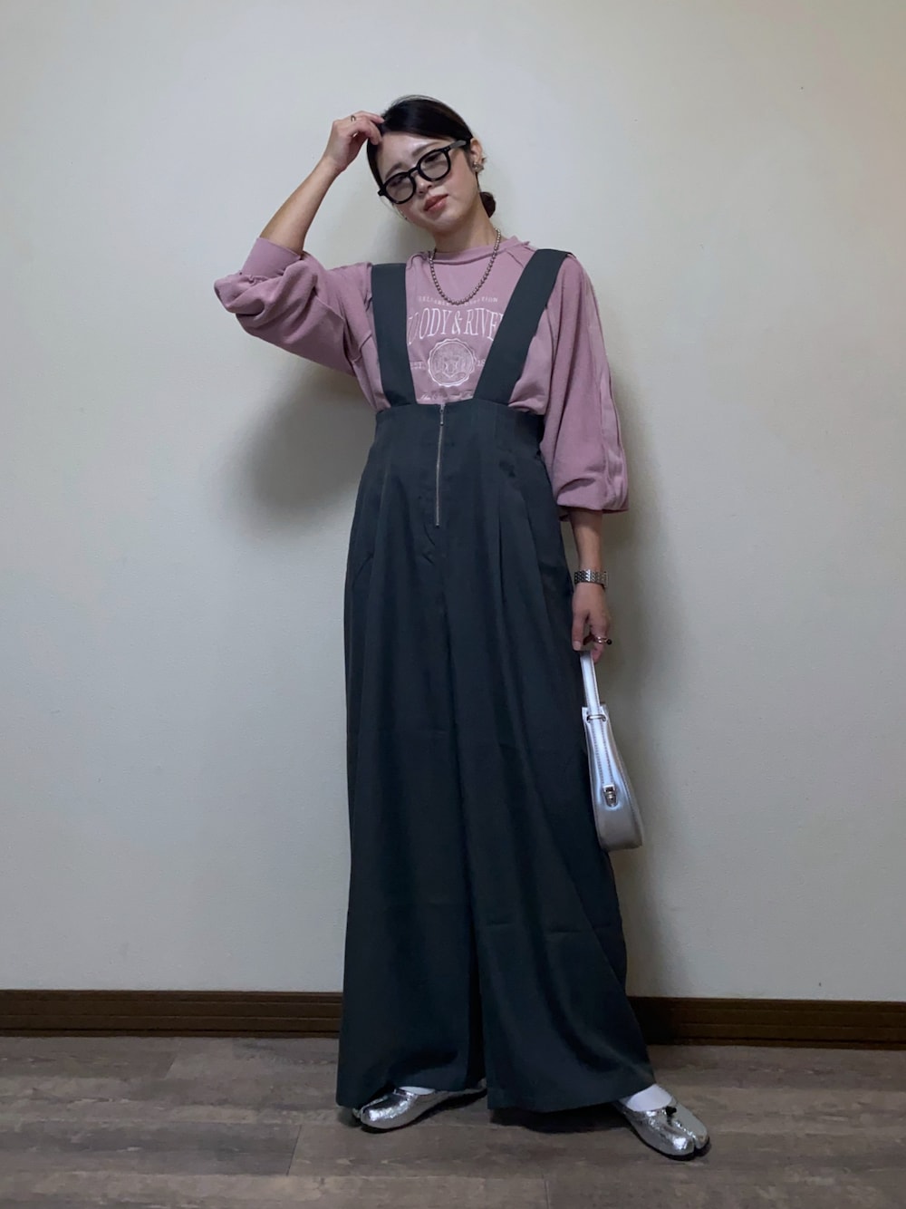 「春めき満開コーデ、春コーデ、スウェット、サロペット、体型カバー、シルバー、メタリック、バレエシューズ、サングラス、ピンク、大人カジュアル、プチプラ、シンプルコーデ、ゆるコーデ、30代コーデ」｜「GeeRAのリメイク風刺しゅうロゴ裏毛スウェット（スウェット、ピンク系）」を使った、Miiさん（レディース・159cm）の春コーディネートの1枚目の写真