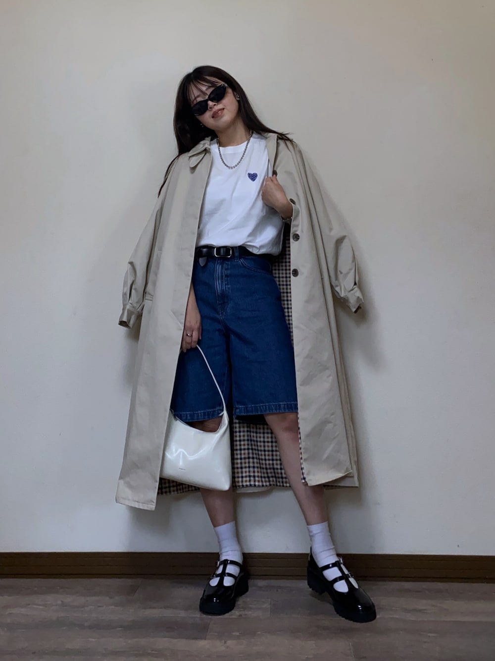 「最近のいい感じコーデ、大人カジュアル、バルマカーンコート、春コーデ、バミューダパンツ、デニム、デニムパンツ、ハーフパンツ、メリージェーン、ローファー、Tシャツ、白Tシャツ、サングラス、お出かけコーデ、プチプラ」｜「GeeRAの綿100％ハート＆宇宙ワンポイント刺繍Ｔシャツ（Tシャツ/カットソー、ホワイト系）」を使った、Miiさん（レディース・159cm）の春コーディネートの1枚目の写真