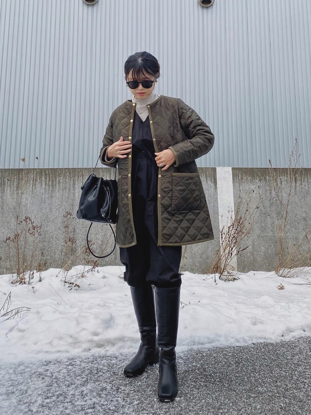 「キルティング、キルティングジャケット、キルティングコート、Traditional Weatherwear、LHME、ジャンプスーツ、ロングブーツ、カーキ、リブハイネックT、レイヤードスタイル、大人カジュアル、マイベストコーデ2022、ノーカラーコート」｜「Traditional WeatherwearのARKLEY MIDDLE（その他アウター、グリーン系）」を使った、Miiさん（レディース・159cm）の冬コーディネートの1枚目の写真