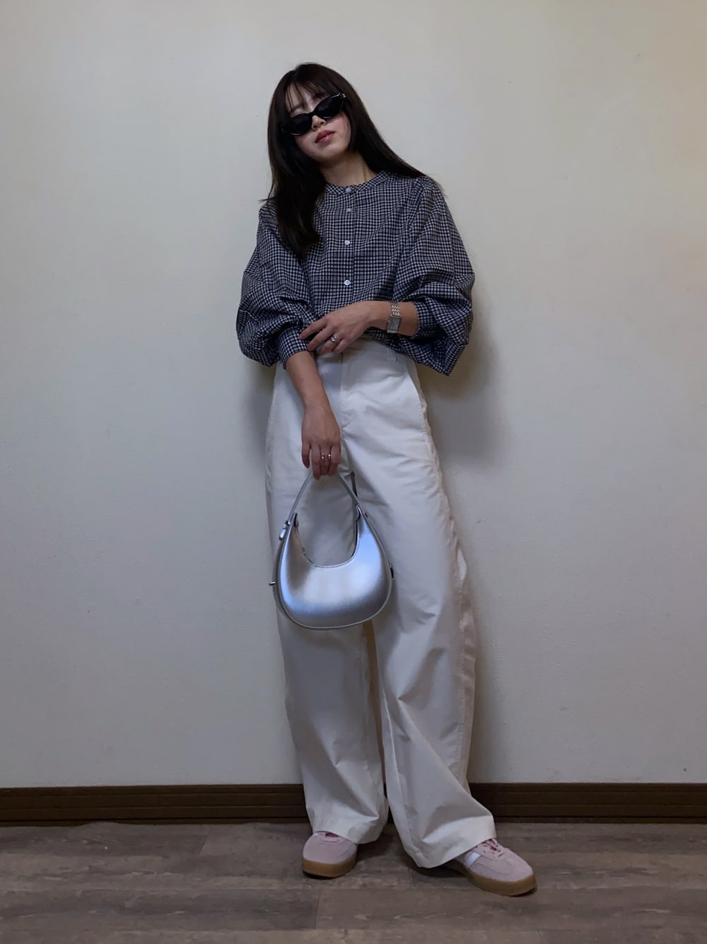 「春めき満開コーデ、春色、ギンガムチェック、白パンツ、ジャージーバレルレッグパンツ、シンプルコーデ、メタリック、シルバー、スニーカー、ピンク、カラースニーカー、adidas、UNIQLO、ボリューム袖、ブラウス」｜「adidas Originalsの＜adidas Originals＞ガゼル インドア スニーカー（スニーカー、ピンク系）」を使った、Miiさん（レディース・159cm）の春コーディネートの1枚目の写真