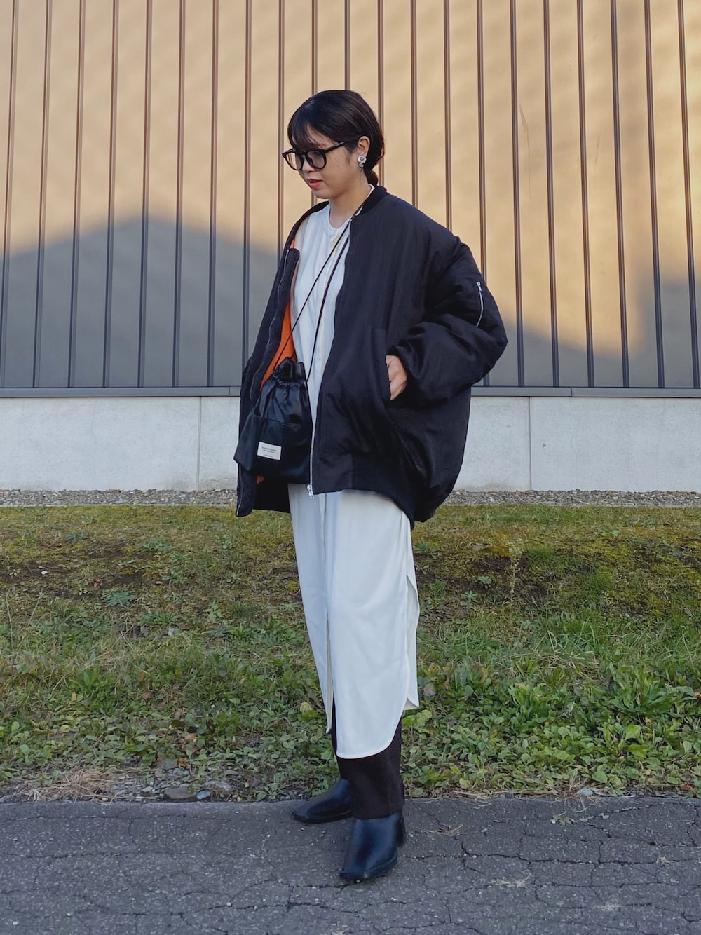 「HANNE、ブルゾン、MA-1、ビッグシルエット、オーバーサイズ、シャツワンピ、シャツスタイル、スウェットパンツ、スクエアトゥ、ショートブーツ、メガネ女子、モノトーンコーデ、巾着バッグ、レイヤードスタイル、秋冬コーデ」｜「HANNEのスリーブギャザーディティールMA-1（MA-1、ブラック系）」を使った、Miiさん（レディース・159cm）の秋コーディネートの1枚目の写真