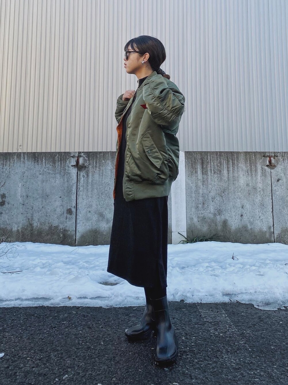 「alphaindustries、alpha、MA-1、フライトジャケット、ミリタリー、ニットワンピース、ロングワンピース、冬コーデ、ブラックコーデ、ユニセックス、休日スタイル、カジュアルコーデ、グリーン、ブーツ、ワントーンコーデ」｜「ALPHAのMA-1 CORE TALL(トールモデル)（MA-1、グリーン系）」を使った、Miiさん（レディース・159cm）の冬コーディネートの1枚目の写真