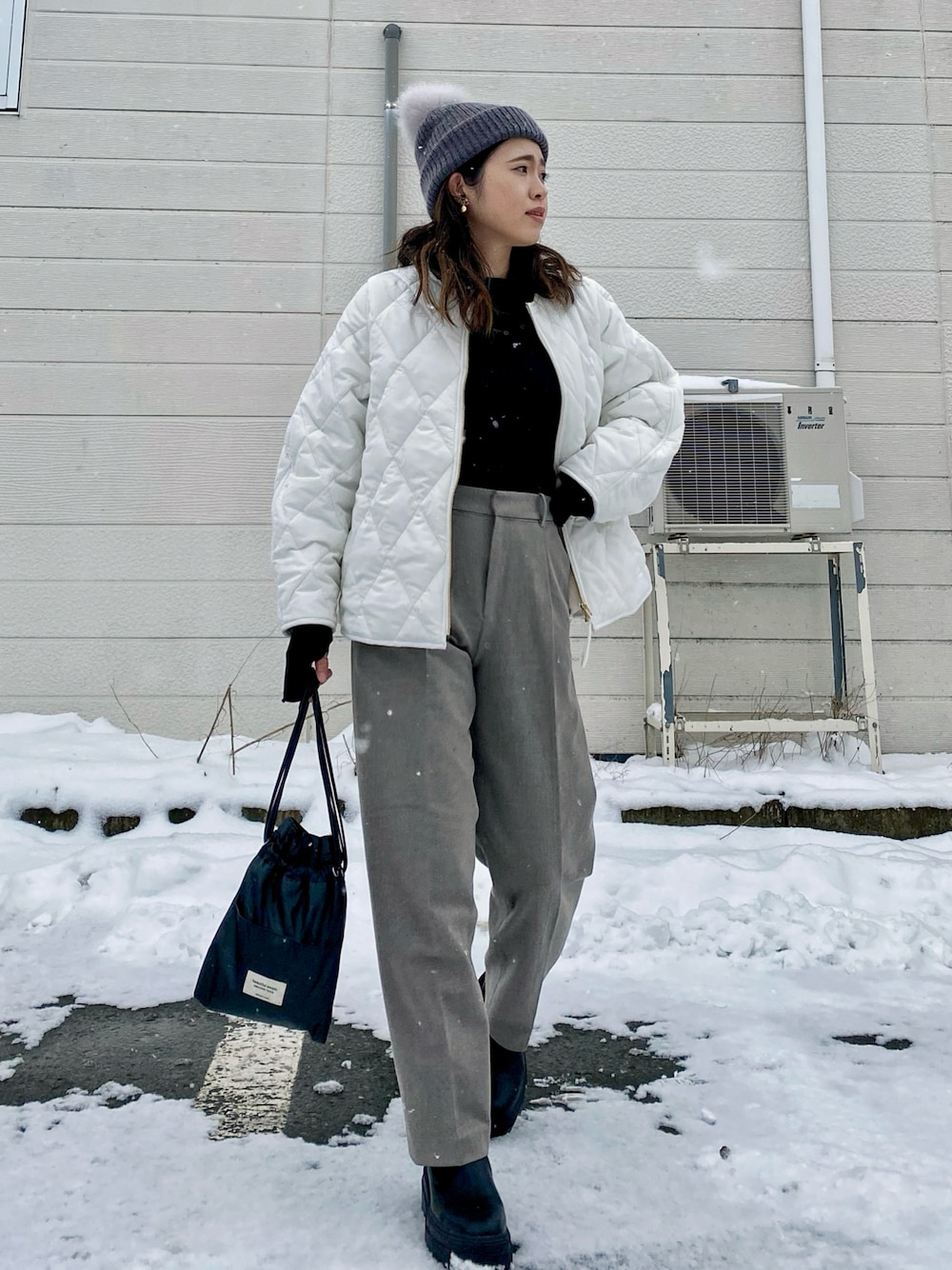 「今日のコスメと服、キルティング、ニット帽、ブーツ、テーパードパンツ、巾着バッグ、UNIQLO、プチプラ、冬コーデ、休日スタイル、お出かけコーデ、モノトーン、大人カジュアル、ノーカラージャケット、ショートコート」｜「VENCEEXCHANGEのツートーン指穴開きトップス（Tシャツ/カットソー、ブラック系）」を使った、Miiさん（レディース・159cm）の冬コーディネートの1枚目の写真