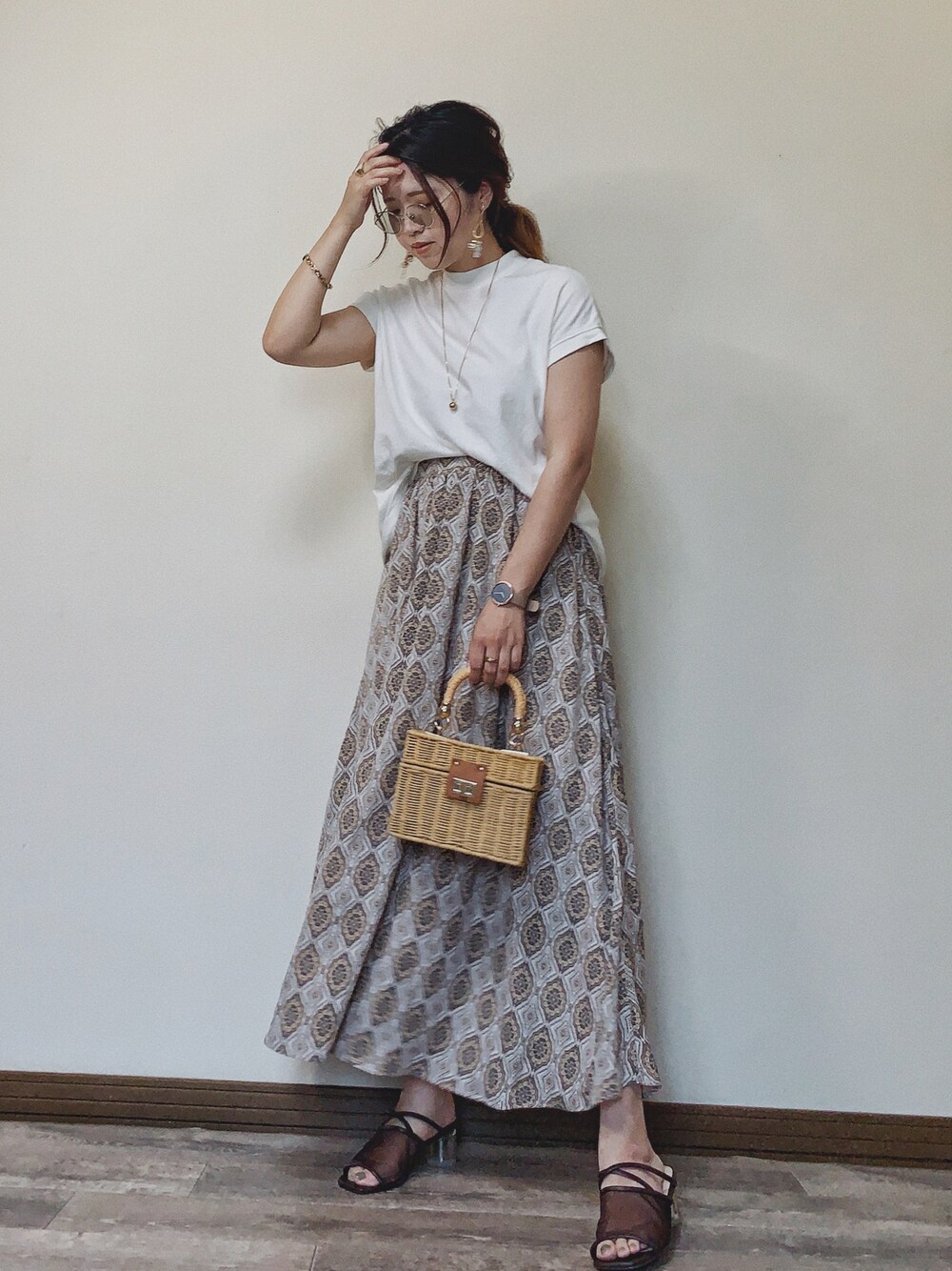 「エスニック柄、柄スカート、ロングスカート、マキシスカート、フレンチスリーブ、白Tシャツ、かごバッグ、シアー、サングラス、Rewde」｜「bohmalのUSAコットンモックネックフレンチＴシャツ（Tシャツ/カットソー、ホワイト系）」を使った、Miiさん（レディース・159cm）の夏コーディネートの1枚目の写真