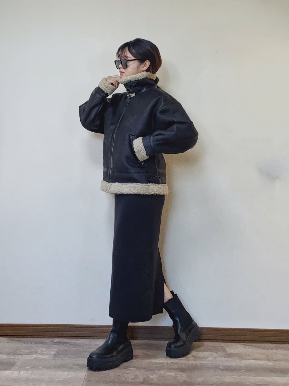「B-3、フライトジャケット、ムートンジャケット、タイトスカート、ロングスカート、厚底シューズ、ブーツ、ショートブーツ、ブラック、ブラックコーデ、alpha、オーバーサイズ、冬コーデ、ボマージャケット、UNIQLO」｜「ALPHAのB-3フェイクムートン オーバーサイズ（ムートンコート、ブラック系）」を使った、Miiさん（レディース・159cm）の秋コーディネートの1枚目の写真