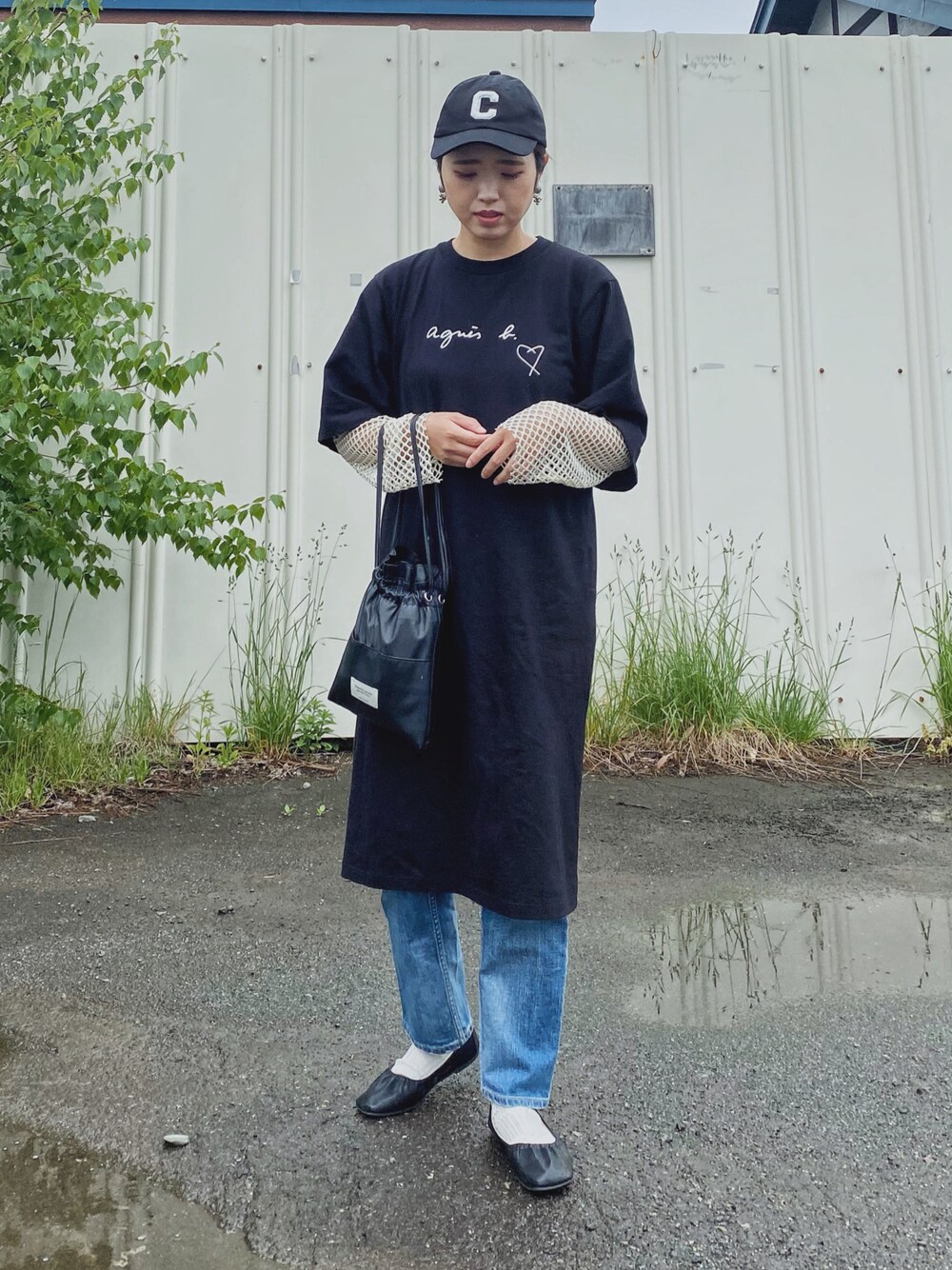 「このスタイルがお気に入り、休日スタイル、Tシャツワンピ、デニム、レイヤードスタイル、メッシュ、メッシュトップス、巾着バッグ、キャップ、バレエシューズ、ママコーデ、To b. by agnes b.、ロゴT」｜「agnes b.のWEB限定 SBX4 ROBE YOKO ワンピース（ワンピース、ブラック系）」を使った、Miiさん（レディース・159cm）の夏コーディネートの1枚目の写真