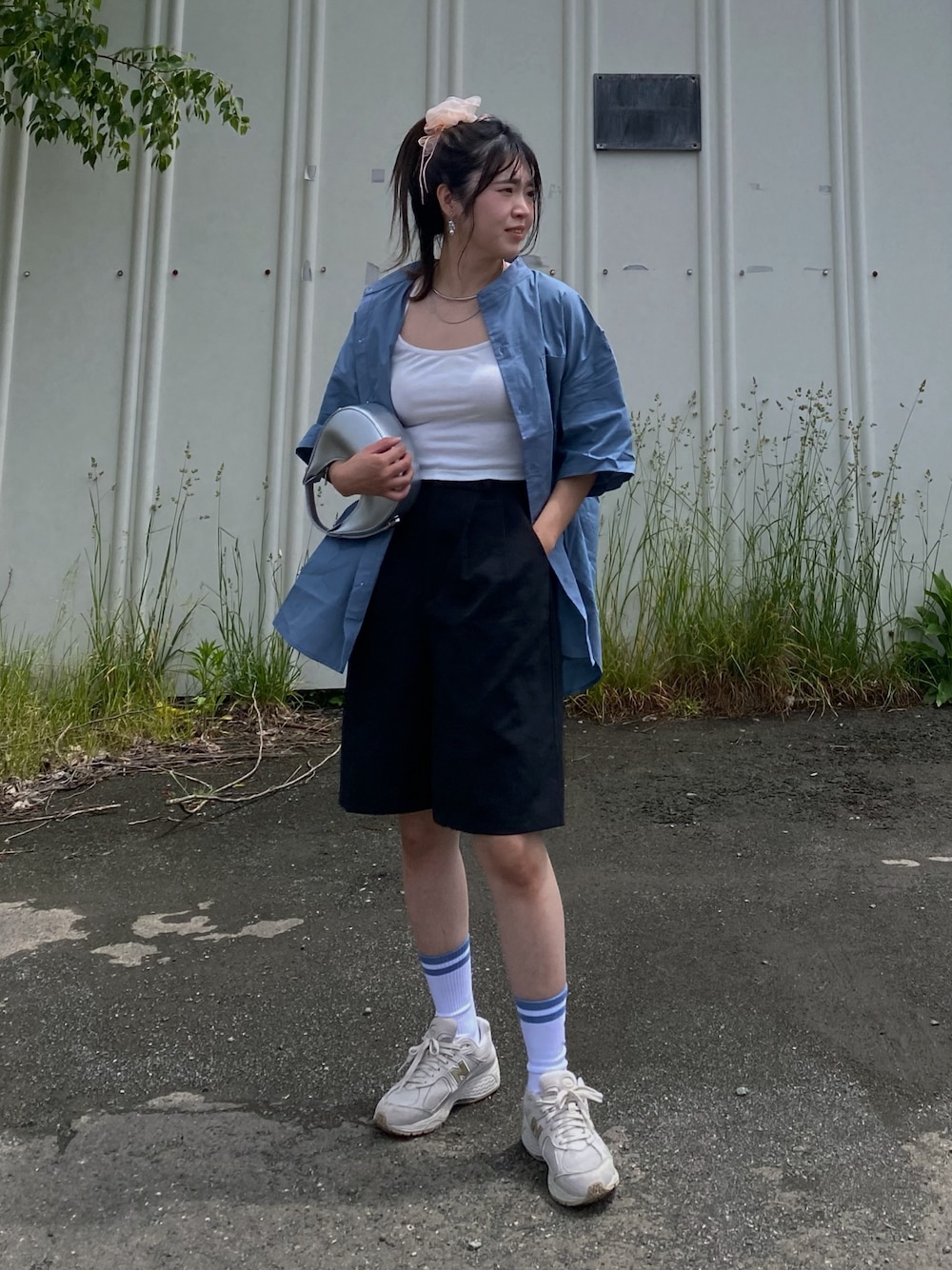 「夏コーデ、フェスコーデ、シャツスタイル、シャツ、ハーフパンツ、スニーカー、ポニーテール、シュシュ、ブルー、ブルーコーデ、キャミソール、ラフコーデ、メンズライク、STARTING OVER、スターティングオーバー」｜「Starting Overのコットンブロード バンドカラー　半袖シャツ/レディース メンズ（シャツ/ブラウス、ブルー系）」を使った、Miiさん（レディース・159cm）の夏コーディネートの1枚目の写真
