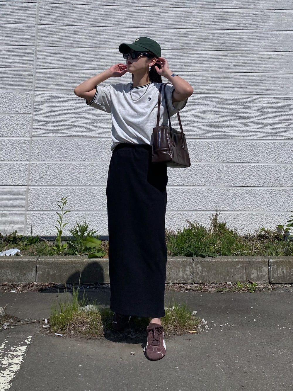 「やっぱり帽子が好き、サングラス、ショルダーバッグ、Tシャツ、キャップ、ブラウン、スポーツミックス、スニーカー、大人カジュアル、ロングスカート、お出かけコーデ、PUMA、スピードキャット、夏コーデ、ママコーデ」｜「U.S. POLO ASSN.のGeeRA別注【U.S. POLO ASSN.】ワンポイント刺繍オーバーサイズライン配色Ｔシャツ（Tシャツ/カットソー、ベージュ系）」を使った、Miiさん（レディース・159cm）の春コーディネートの1枚目の写真