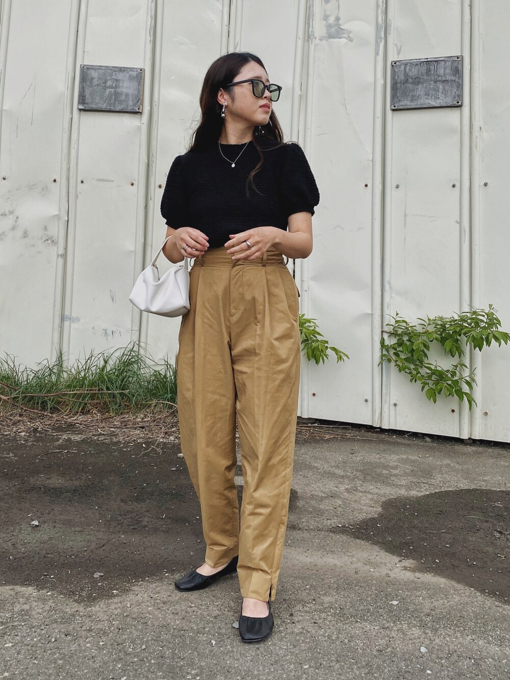 「大人コーデ、ぽこぽこトップス、パフスリーブ、ボリューム袖、テーパードパンツ、シンプルコーデ、プチプラ、キレイめカジュアル、きれいめカジュアル、初夏コーデ、サングラス、amure、ミニバッグ、バレエシューズ、夏のコスメと服」｜「a:mureのシアーぽこぽこトップス（Tシャツ/カットソー、ブラック系）」を使った、Miiさん（レディース・159cm）の春コーディネートの1枚目の写真