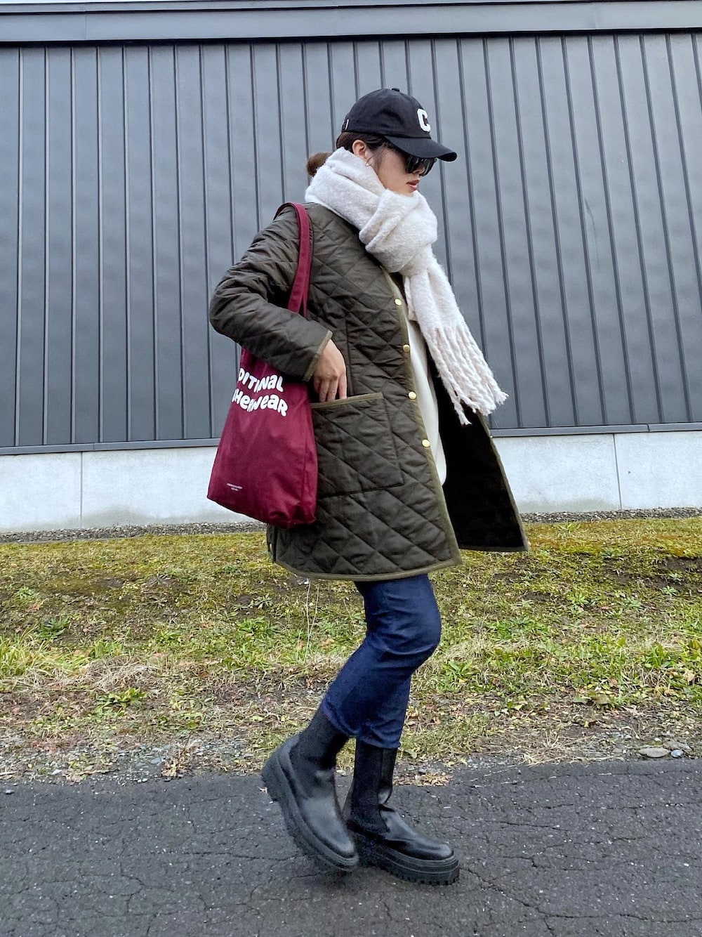 「冬コーデ、キルティング、キルティングジャケット、キルティングコート、Traditional Weatherwear、トートバッグ、LEE、スキニーデニム、デニム、厚底ブーツ、サイドゴアブーツ、マフラーぐるぐる、キャップ、カーキ、マイベストコーデ2022」｜「Traditional WeatherwearのARKLEY MIDDLE（その他アウター、グリーン系）」を使った、Miiさん（レディース・159cm）の冬コーディネートの1枚目の写真