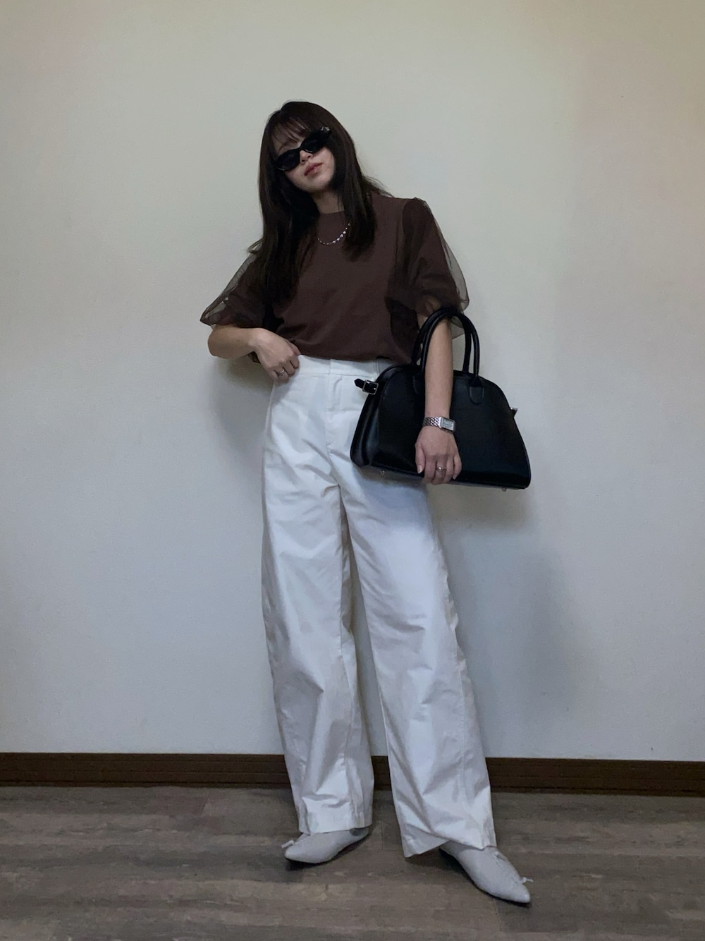 「PR、VENCE EXCHANGE、サングラス、ワイドパンツ、大人カジュアルコーデ、チュール、ブラウン、白パンツ、UNIQLO、ジャージーバレルレッグパンツ、ボストンバッグ、きれいめカジュアル、プチプラ、Tシャツコーデ、春夏コーデ」｜「VENCEEXCHANGEのチュールスリーブTシャツ（Tシャツ/カットソー、ブラウン系）」を使った、Miiさん（レディース・159cm）の春コーディネートの1枚目の写真