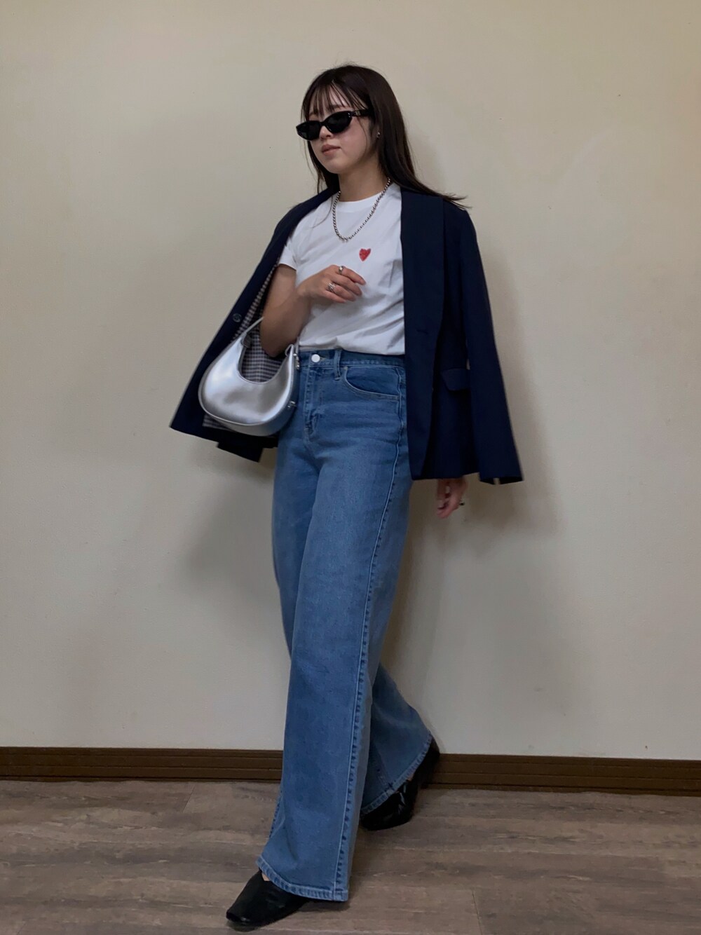 「春めき満開コーデ、デニム、デニムパンツ、紺ブレ、ジャケット、ジャケットスタイル、Tシャツ、Tシャツ×デニム、シルバー、春コーデ、大人カジュアル、ジャケットコーデ、ブレザー、白Tシャツ、バギーデニム」｜「OPAQUE.CLIPの《SS-LLsize》ストレッチバギーデニム【洗濯機洗い可】（デニムパンツ、ブルー系）」を使った、Miiさん（レディース・159cm）の春コーディネートの1枚目の写真