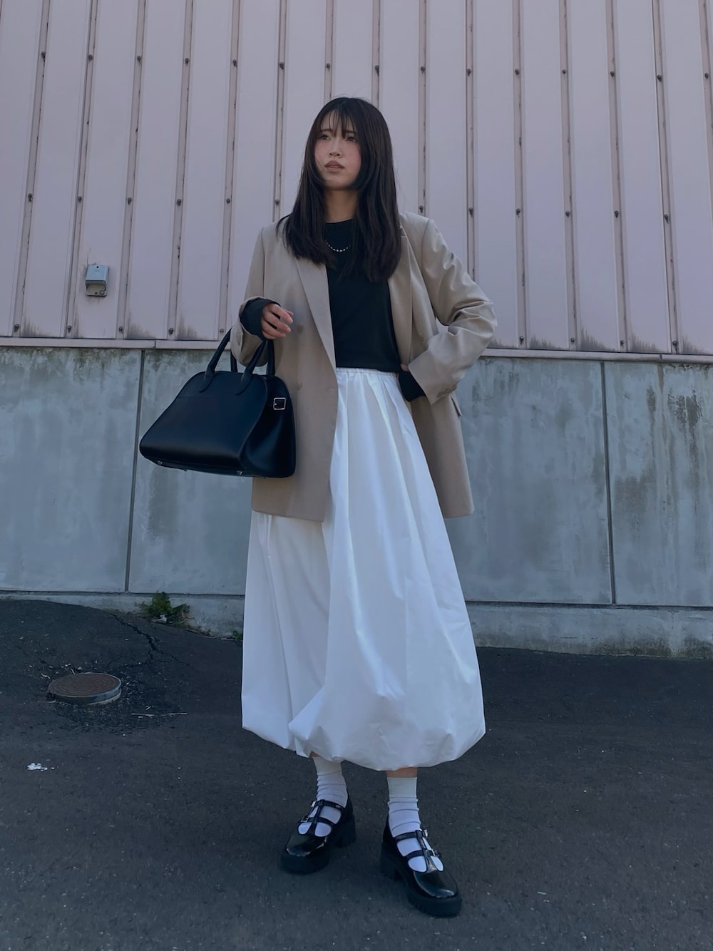「春めき満開コーデ、オトナ女子、バルーンスカート、ロングスカート、厚底シューズ、メリージェーン、ジャケット、テーラードジャケット、ボストンバッグ、韓国ファッション、キレイめコーデ、ストラップシューズ、ラメソックス、大人ガーリー、春コーデ」｜「floristの2WAY ヴィーガンレザーサイドベルトボストンバッグ/ショルダーバッグ（ボストンバッグ、ブラック系）」を使った、Miiさん（レディース・159cm）の春コーディネートの1枚目の写真