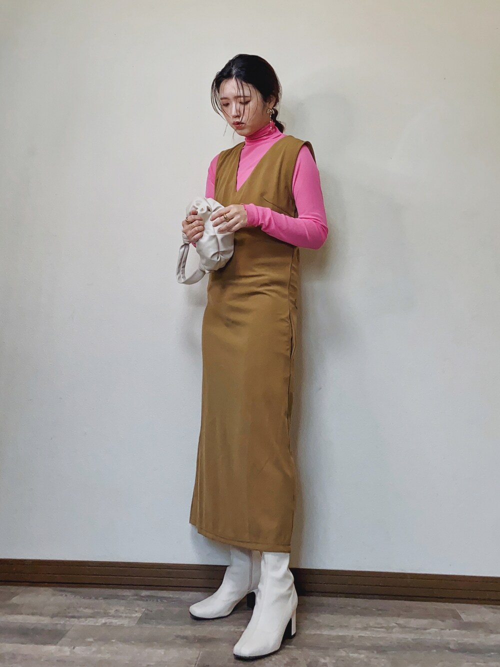 「ごきげんウィーク、大人女子、きれいめカジュアル、カラーコーデ、カラー×コーデ、シアートップス、ピンク、ロングワンピース、LHPWOMEN、LHP、courage、ZARA、ショートブーツ、スクエアトゥ、初夏コーデ」｜「L.H.Pのcourage/クラージュ/ワンピース（ワンピース、ベージュ系）」を使った、Miiさん（レディース・159cm）の春コーディネートの1枚目の写真