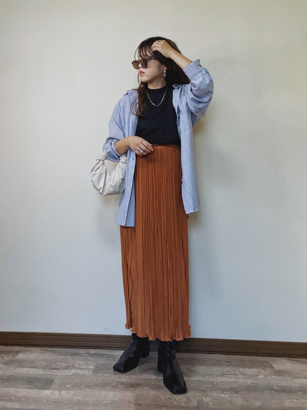 「大人カジュアル、初秋コーデ、大人ガーリー、休日スタイル、秋服準備はじめました、スカートスタイル、ロングスカート、ブーツ、プチプラ、シャツスタイル、ストライプシャツ、マタニティ、マタニティコーデ、スクエアトゥ、ハンドバッグ」｜「CIENAの新色追加！大人シルエットUSAコットンサイドスリットTee（Tシャツ/カットソー、ブラック系）」を使った、Miiさん（レディース・159cm）の秋コーディネートの1枚目の写真