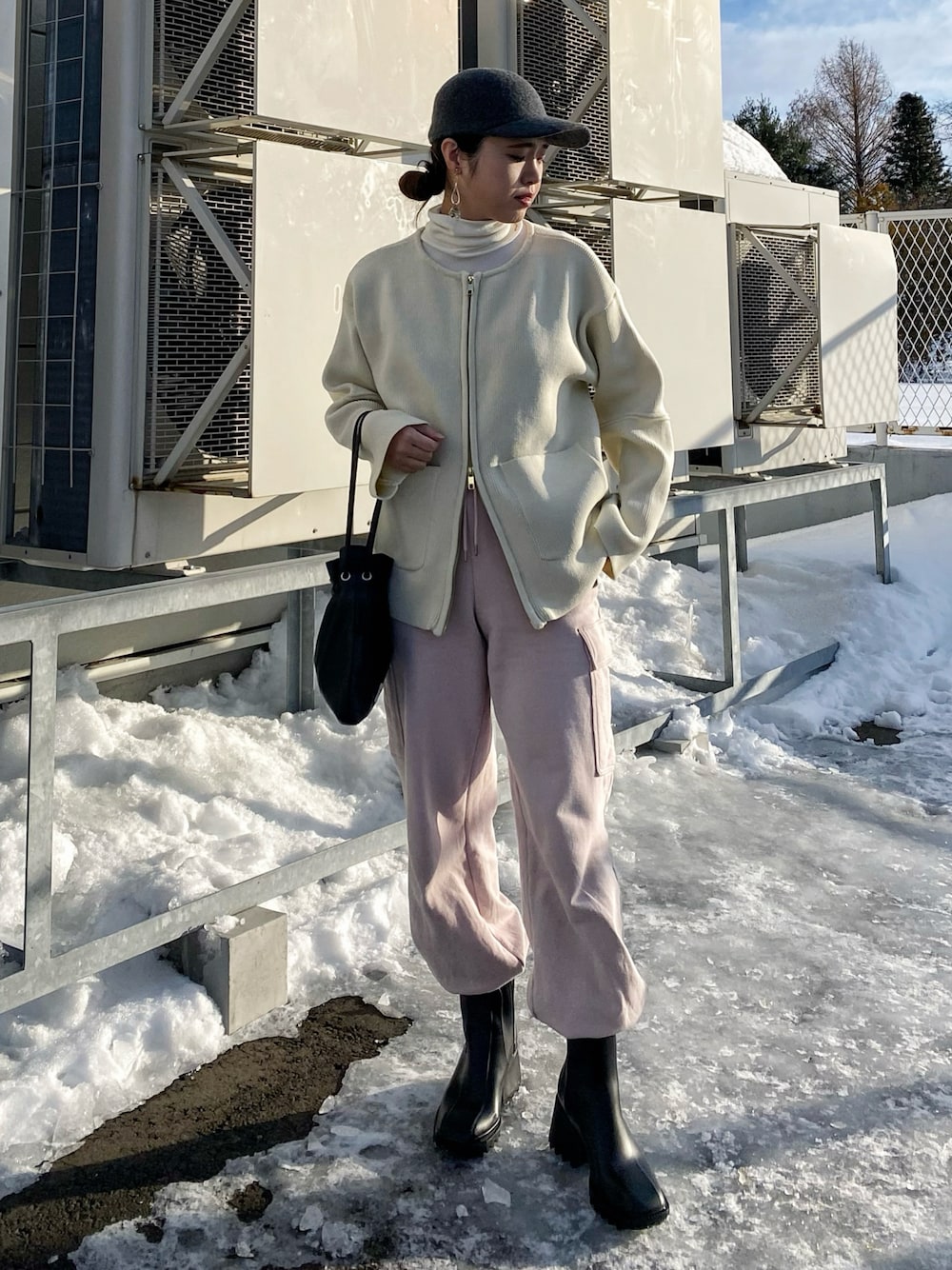 「春服コーデ、冬春コーデ、スウェットカーゴパンツ、スウェット、スウェットパンツ、カーゴパンツ、ペールトーン、ピンク、春色、キャップ、ニットジャケット、タートルネック、UNIQLO、ブーツ、休日スタイル」｜「GeeRAのダブルジップニットブルゾン（カーディガン/ボレロ、ホワイト系）」を使った、Miiさん（レディース・159cm）の冬コーディネートの1枚目の写真