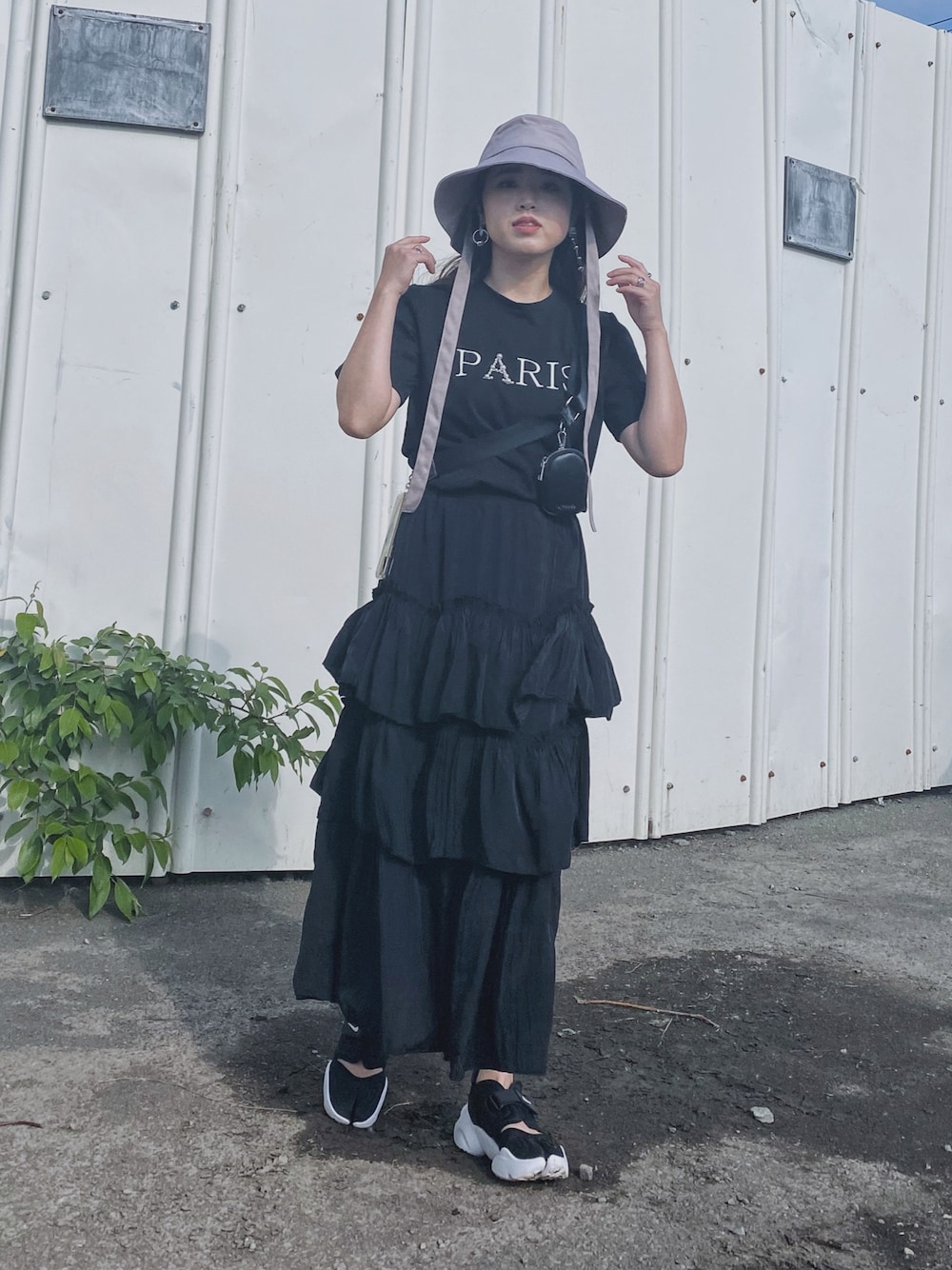 「このスタイルがお気に入り、今日のコスメと服、ブラックコーデ、ティアードスカート、リボンハット、ハット、ロゴT、ロングスカート、NIKE、アクアリフト、モノトーン、ブルベ夏、休日スタイル、バケットハット、夏コーデ」｜「deux amourのPARIS T（その他トップス、ブラック系）」を使った、Miiさん（レディース・159cm）の夏コーディネートの1枚目の写真