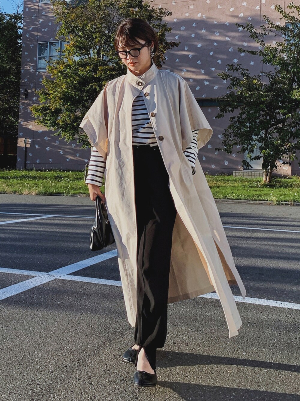 「スウェットパンツ、ビッグシルエット、ボーダー、トレンチコート、UNIQLO、レイヤードスタイル、ポンチョ、プチプラ、ボーダートップス、メガネ女子、秋コーデ、ジョグパンツ、スリットパンツ、足袋バレエ、だから秋服が好き」｜「Birthday roomのシャークスキンロングスプリングオーバーサイズトレンチポンチョ（トレンチコート、ベージュ系）」を使った、Miiさん（レディース・159cm）の秋コーディネートの1枚目の写真